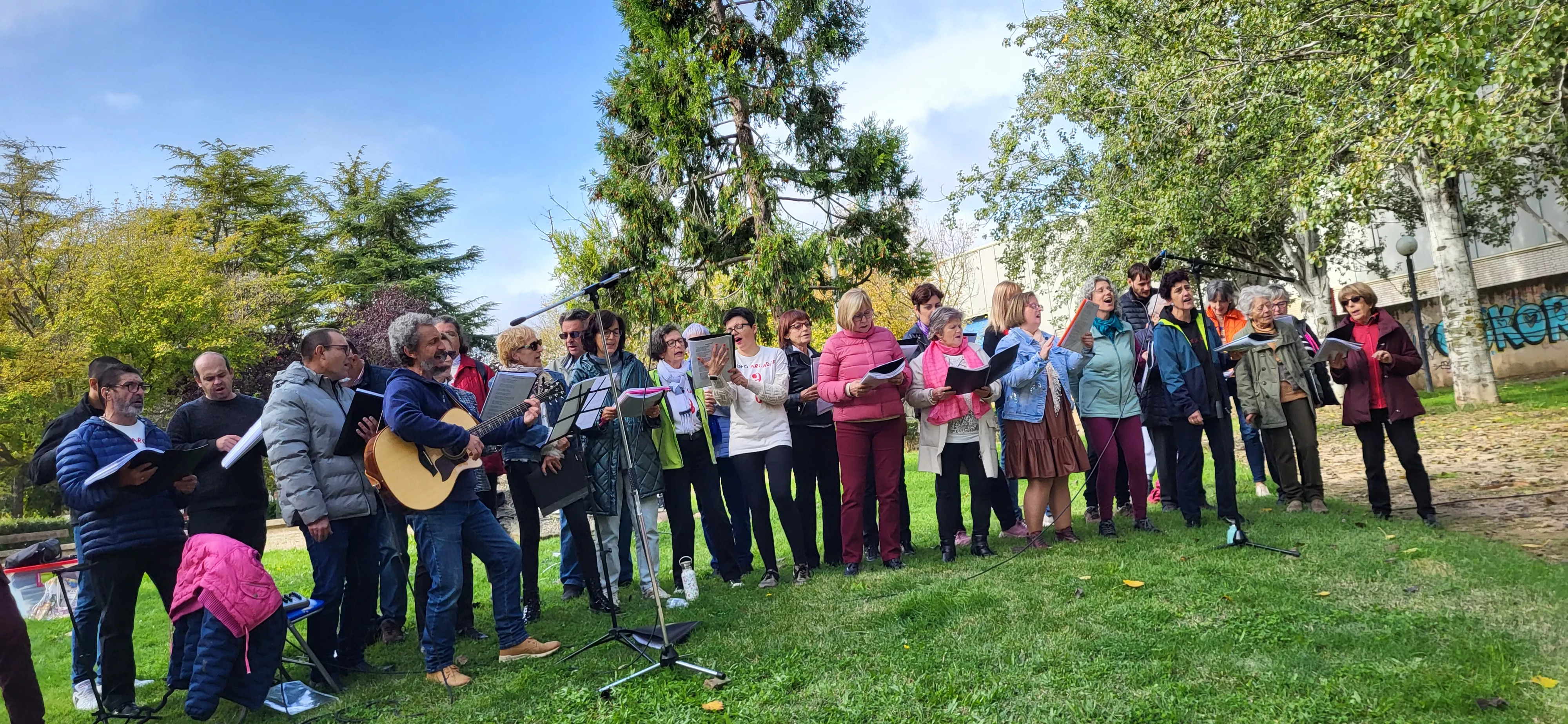 Encuentro de coros para relanzar el parque Joaquín Roig de Huesca. Foto Mercedes Manterola