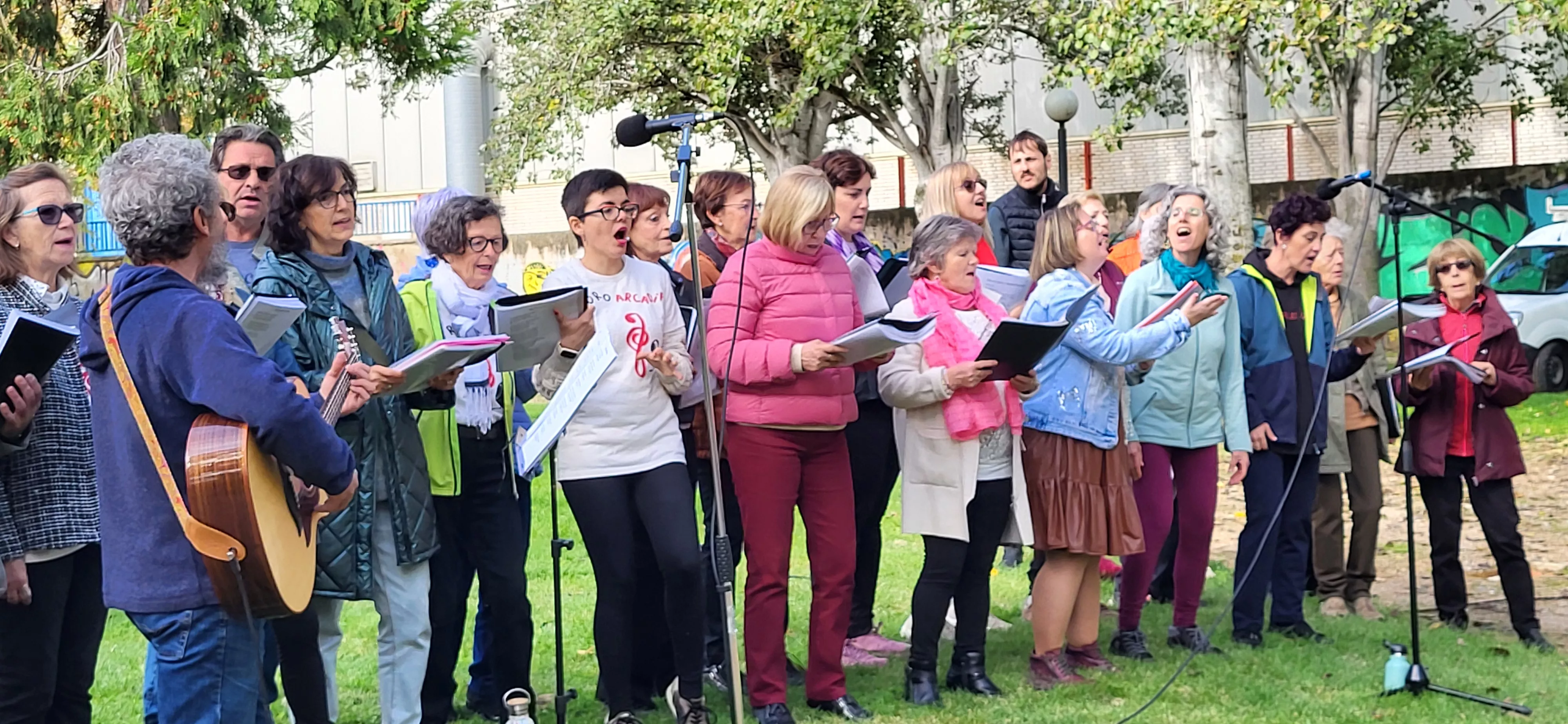 Encuentro de coros para relanzar el parque Joaquín Roig de Huesca. Foto Mercedes Manterola
