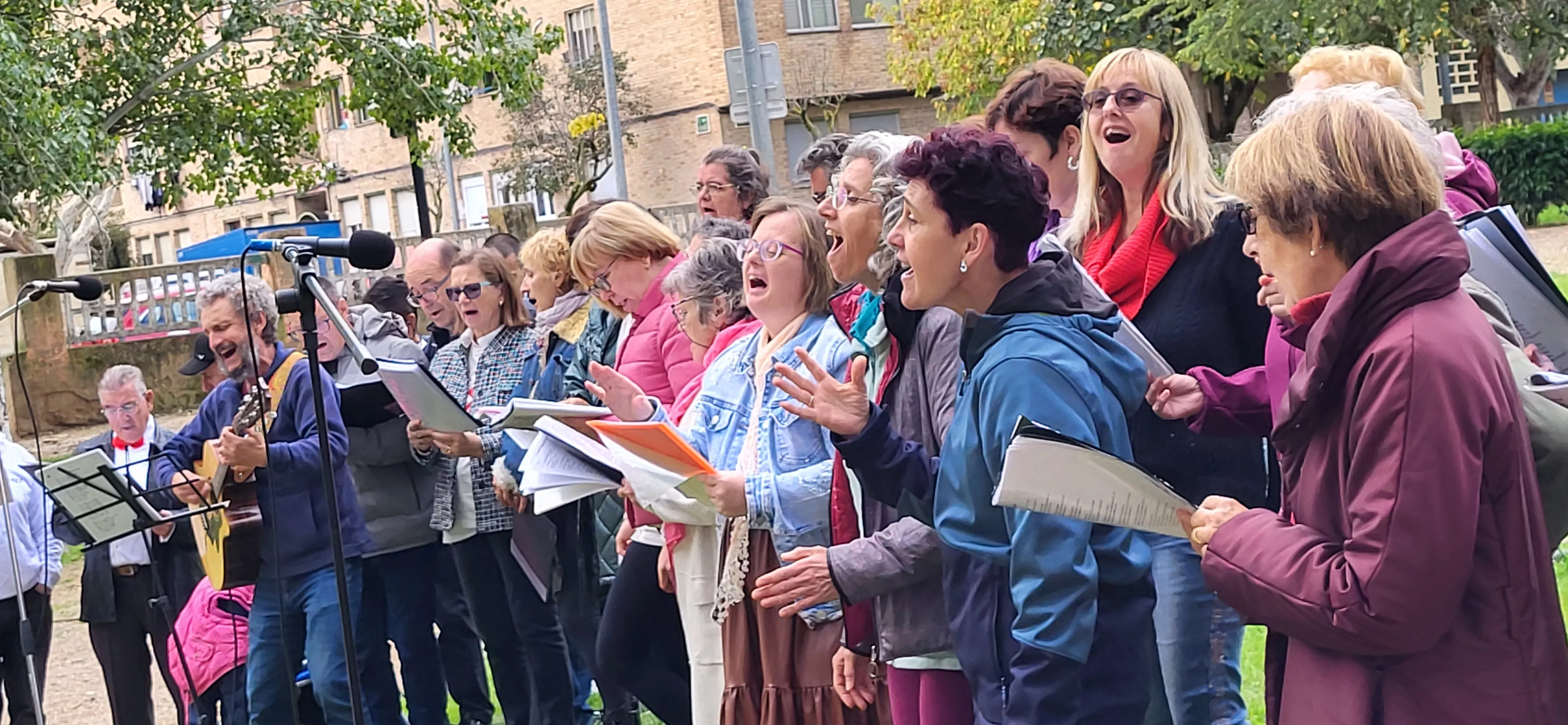 Encuentro de coros para relanzar el parque Joaquín Roig de Huesca. Foto Mercedes Manterola