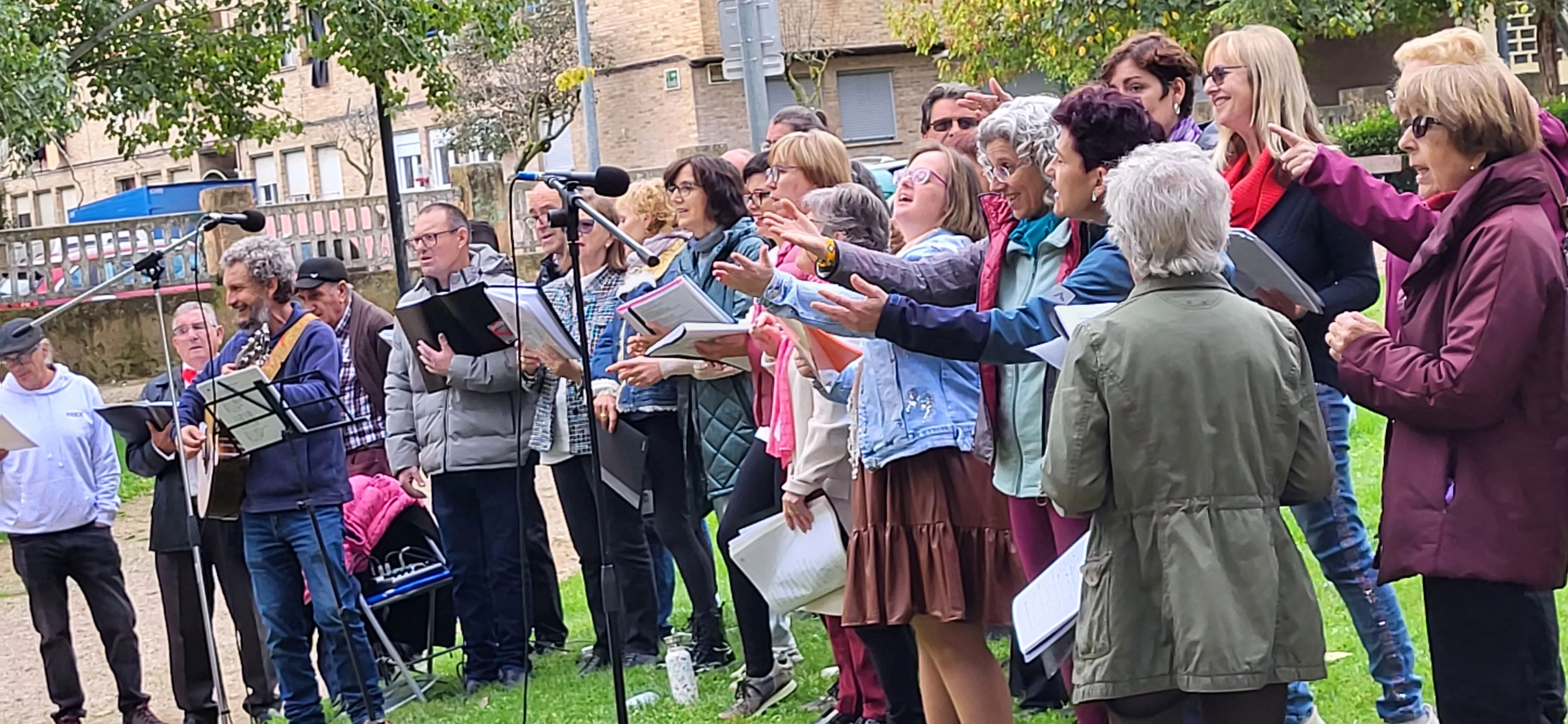 Encuentro de coros para relanzar el parque Joaquín Roig de Huesca. Foto Mercedes Manterola