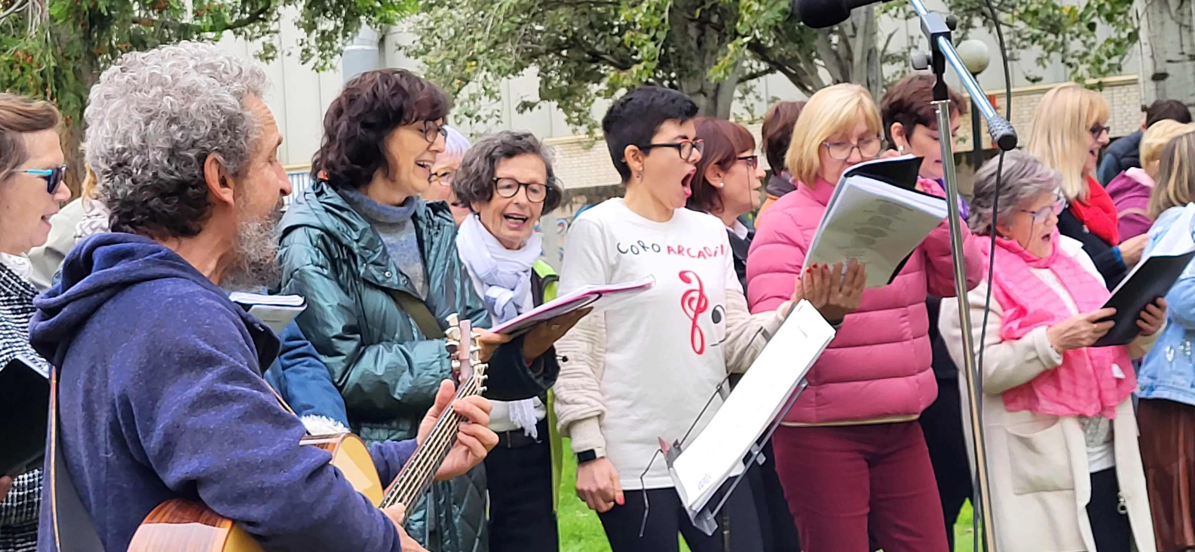 Encuentro de coros para relanzar el parque Joaquín Roig de Huesca. Foto Mercedes Manterola