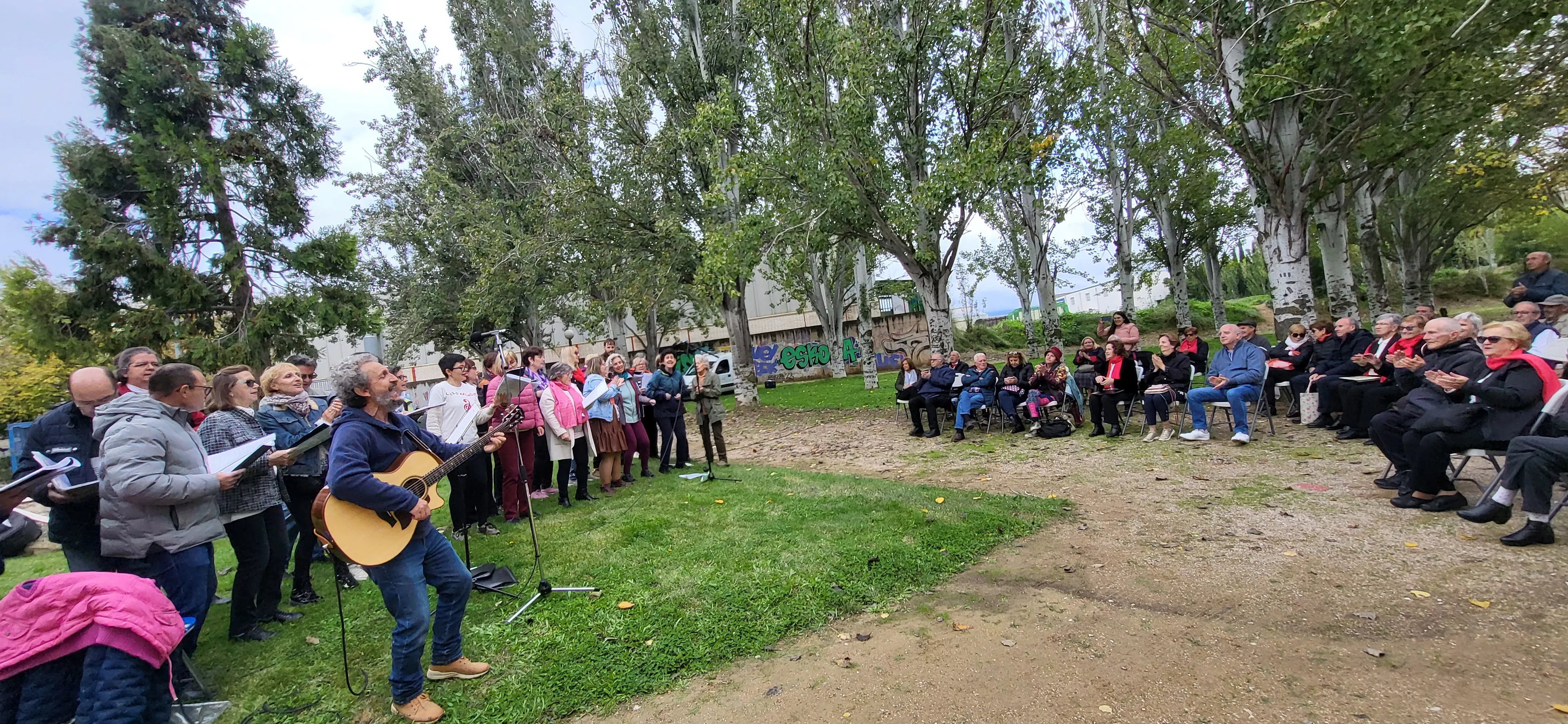 Encuentro de coros para relanzar el parque Joaquín Roig de Huesca. Foto Mercedes Manterola
