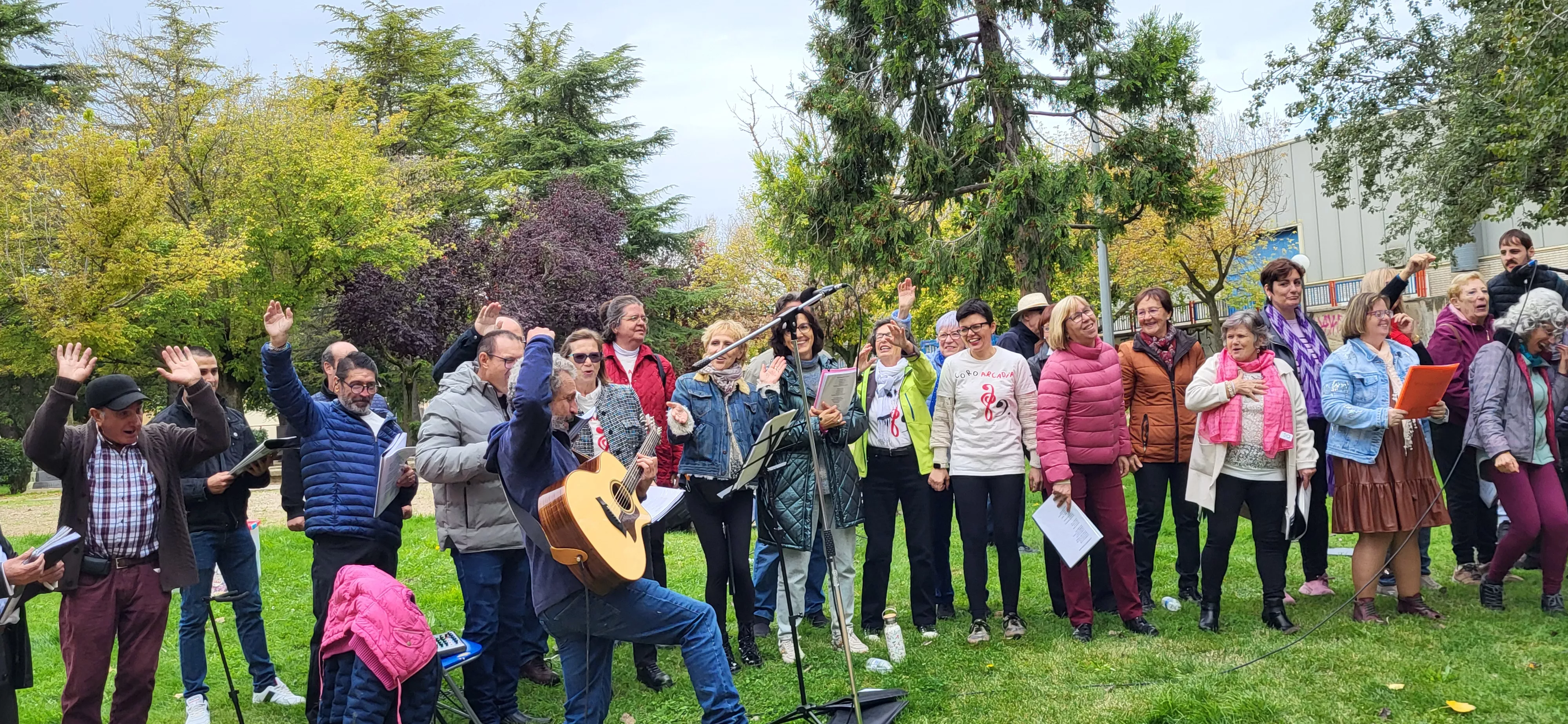 Encuentro de coros para relanzar el parque Joaquín Roig de Huesca. Foto Mercedes Manterola