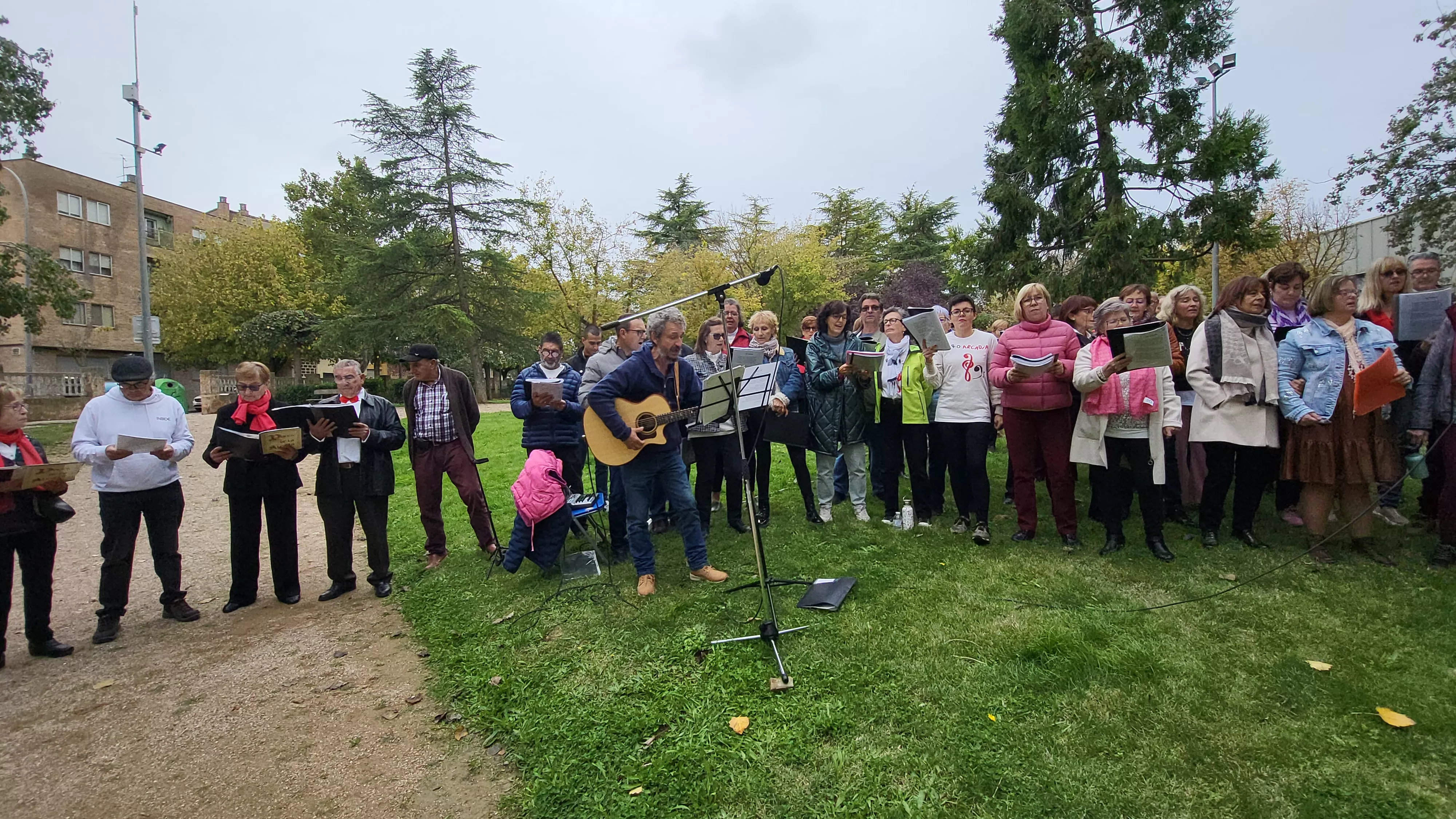Encuentro de coros para relanzar el parque Joaquín Roig de Huesca. Foto Mercedes Manterola