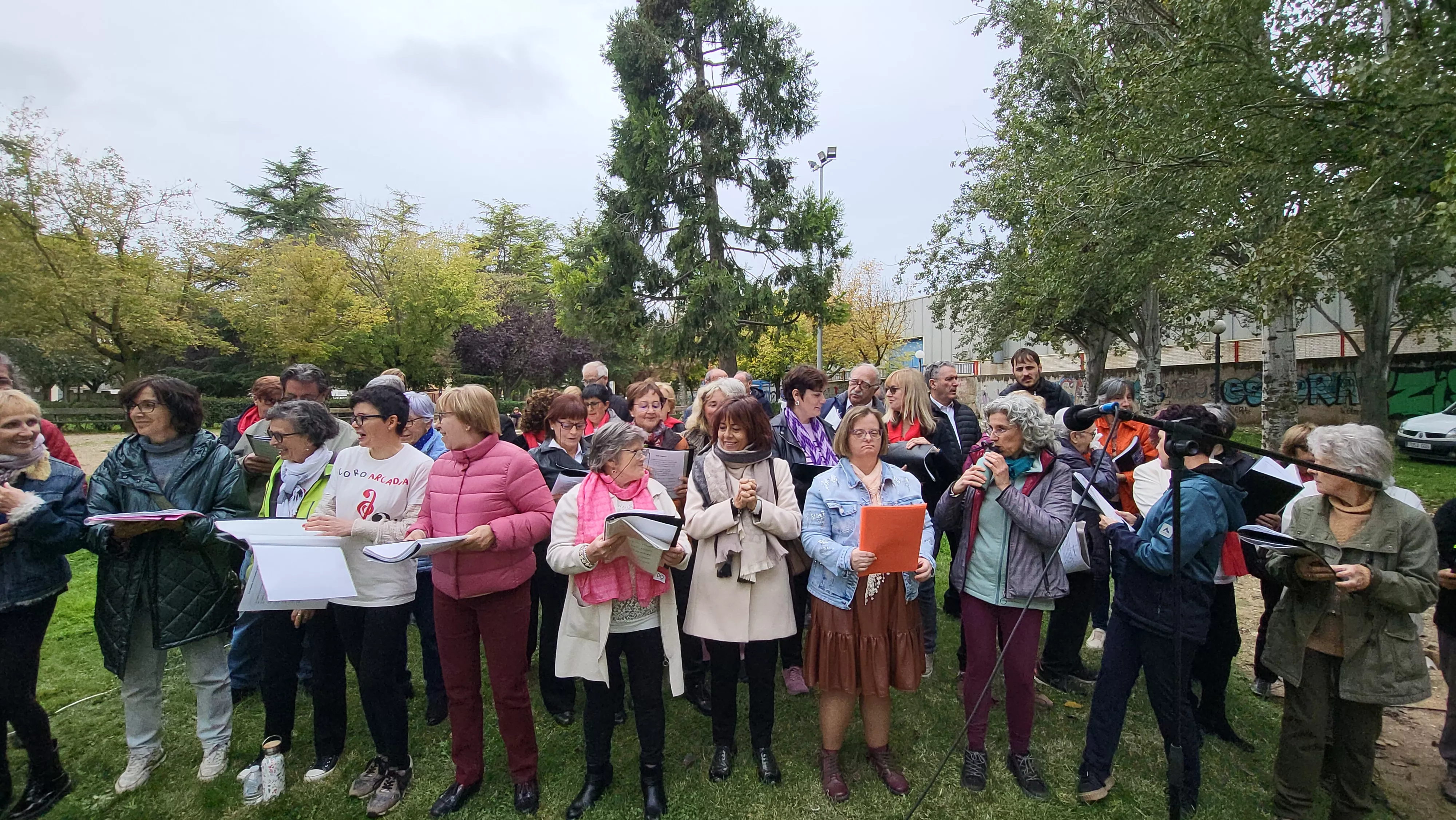 Encuentro de coros para relanzar el parque Joaquín Roig de Huesca. Foto Mercedes Manterola