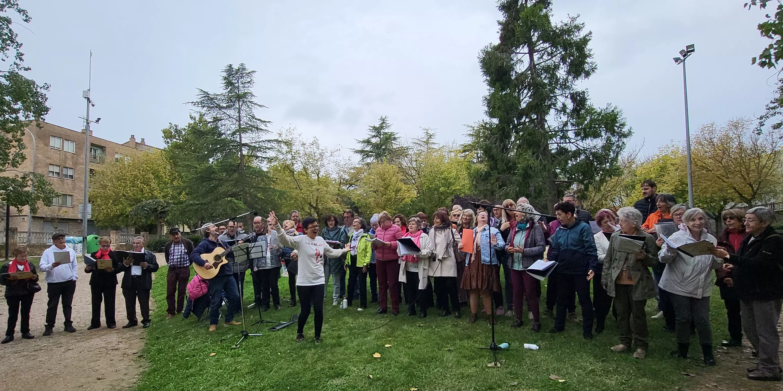 Encuentro de coros para relanzar el parque Joaquín Roig de Huesca. Foto Mercedes Manterola