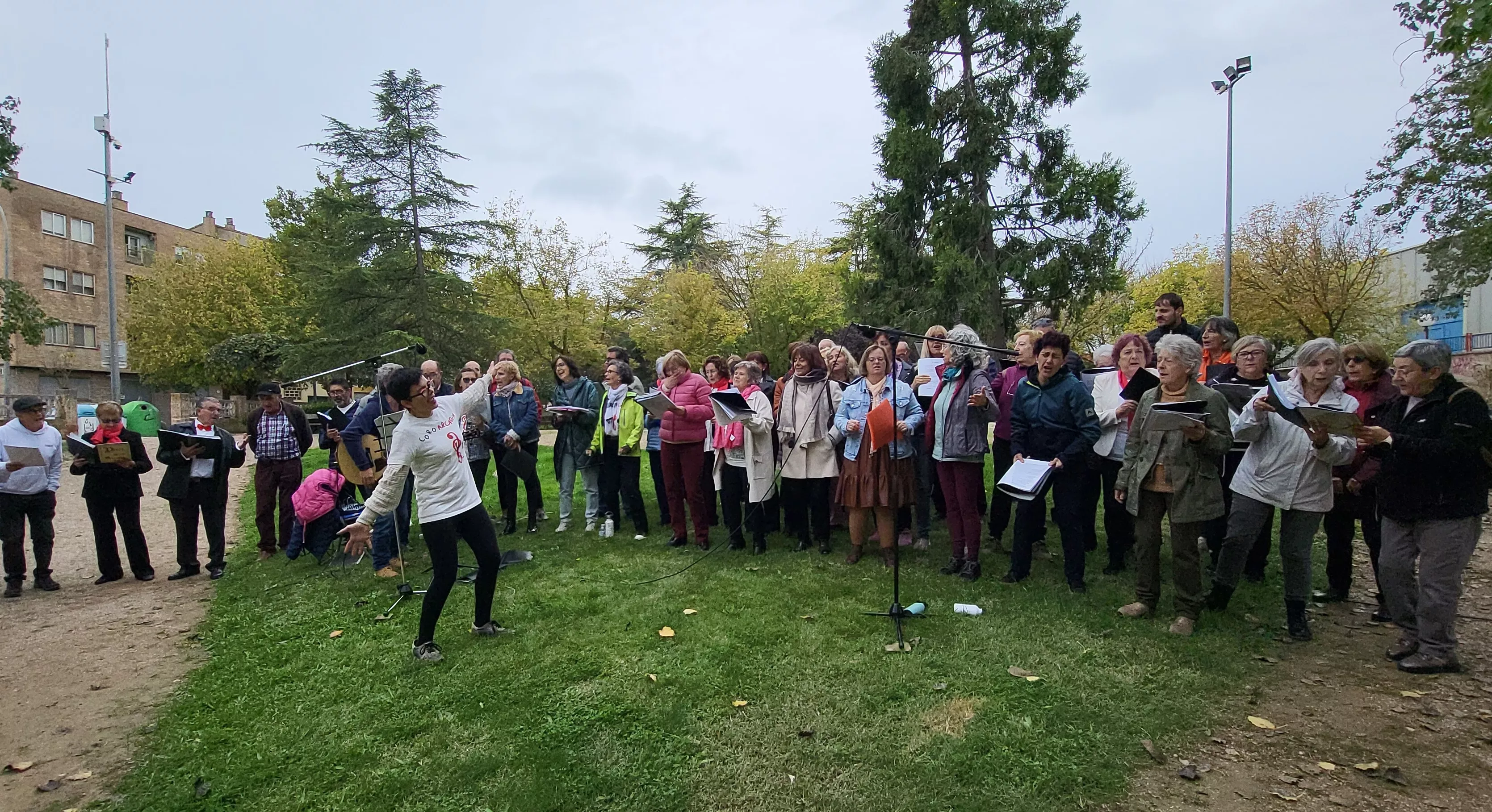Encuentro de coros para relanzar el parque Joaquín Roig de Huesca. Foto Mercedes Manterola