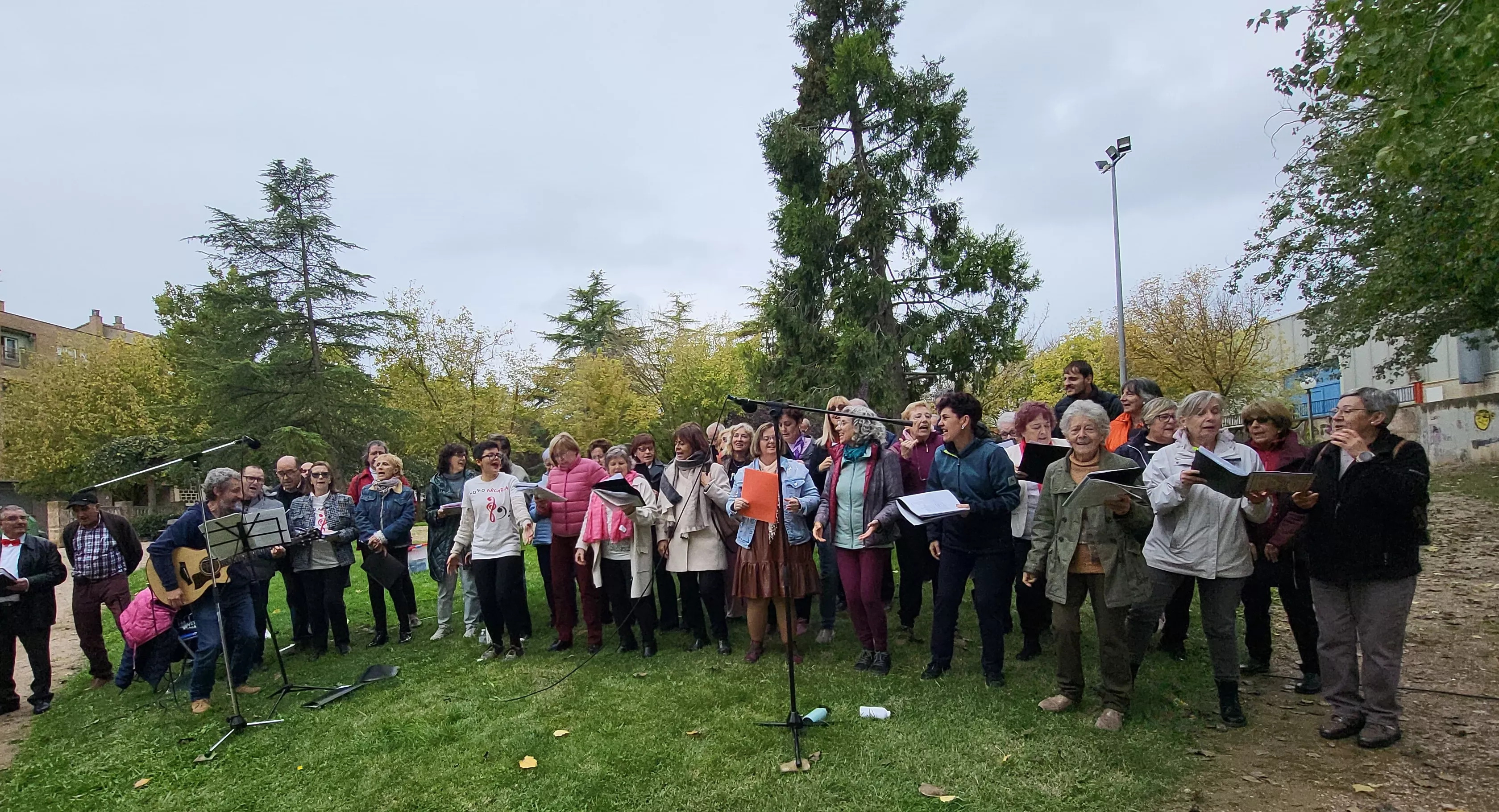 Encuentro de coros para relanzar el parque Joaquín Roig de Huesca. Foto Mercedes Manterola