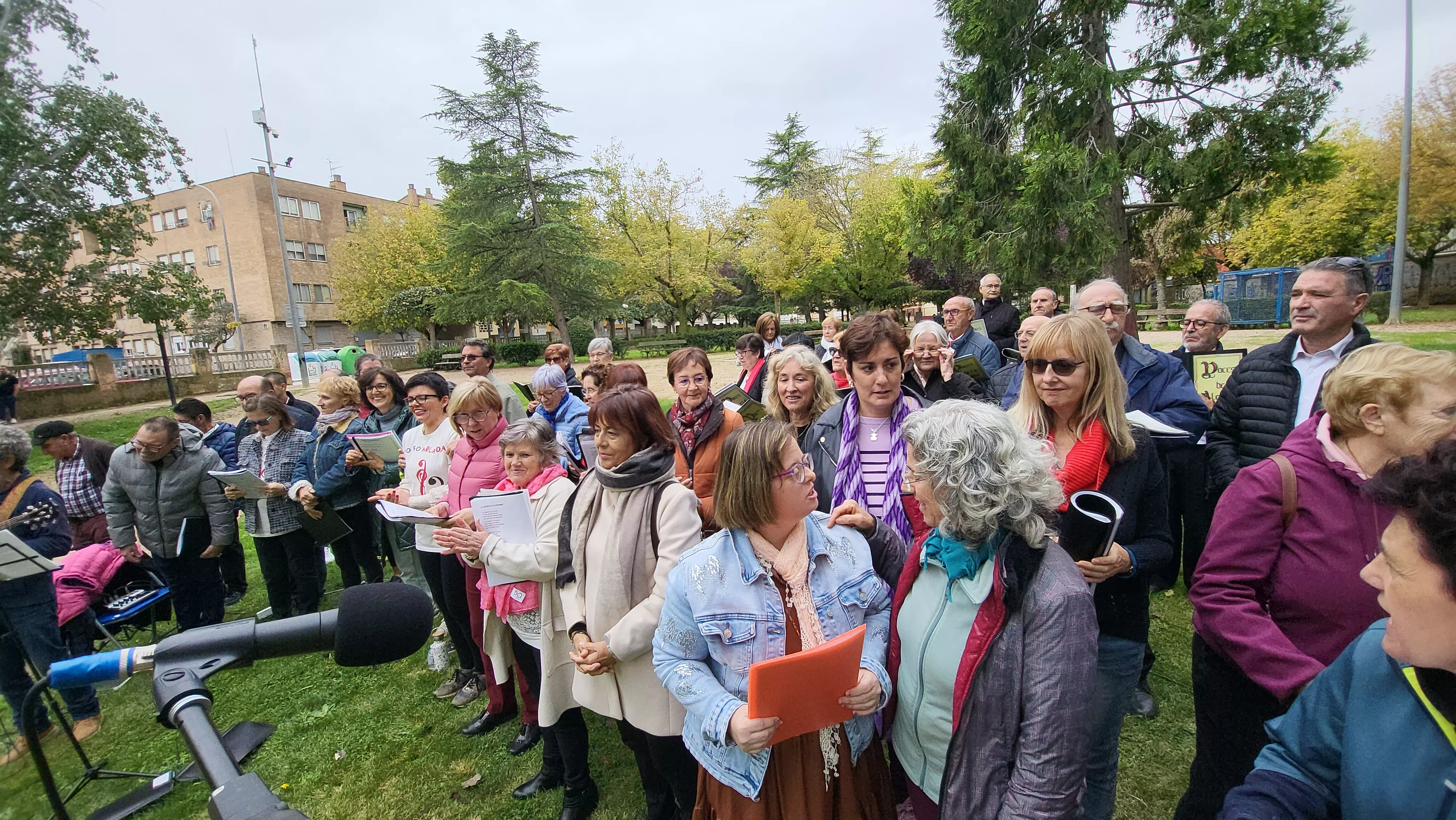 Encuentro de coros para relanzar el parque Joaquín Roig de Huesca. Foto Mercedes Manterola
