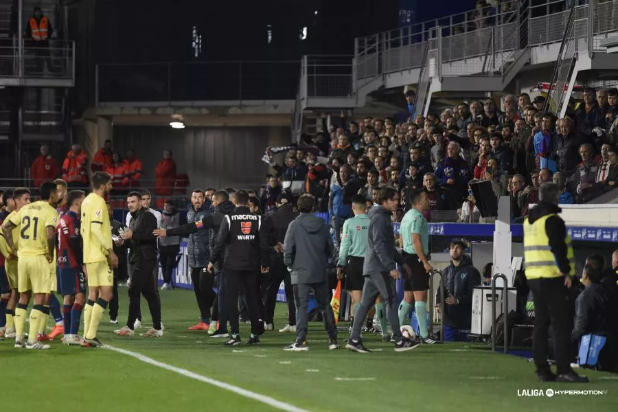 Arcediano Monescillo, en la pantalla del VAR, revisa una jugada. Foto: LaLiga