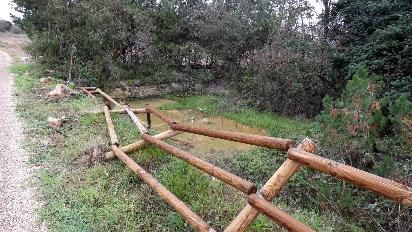 Valla en mal estado en el camino de Loreto.