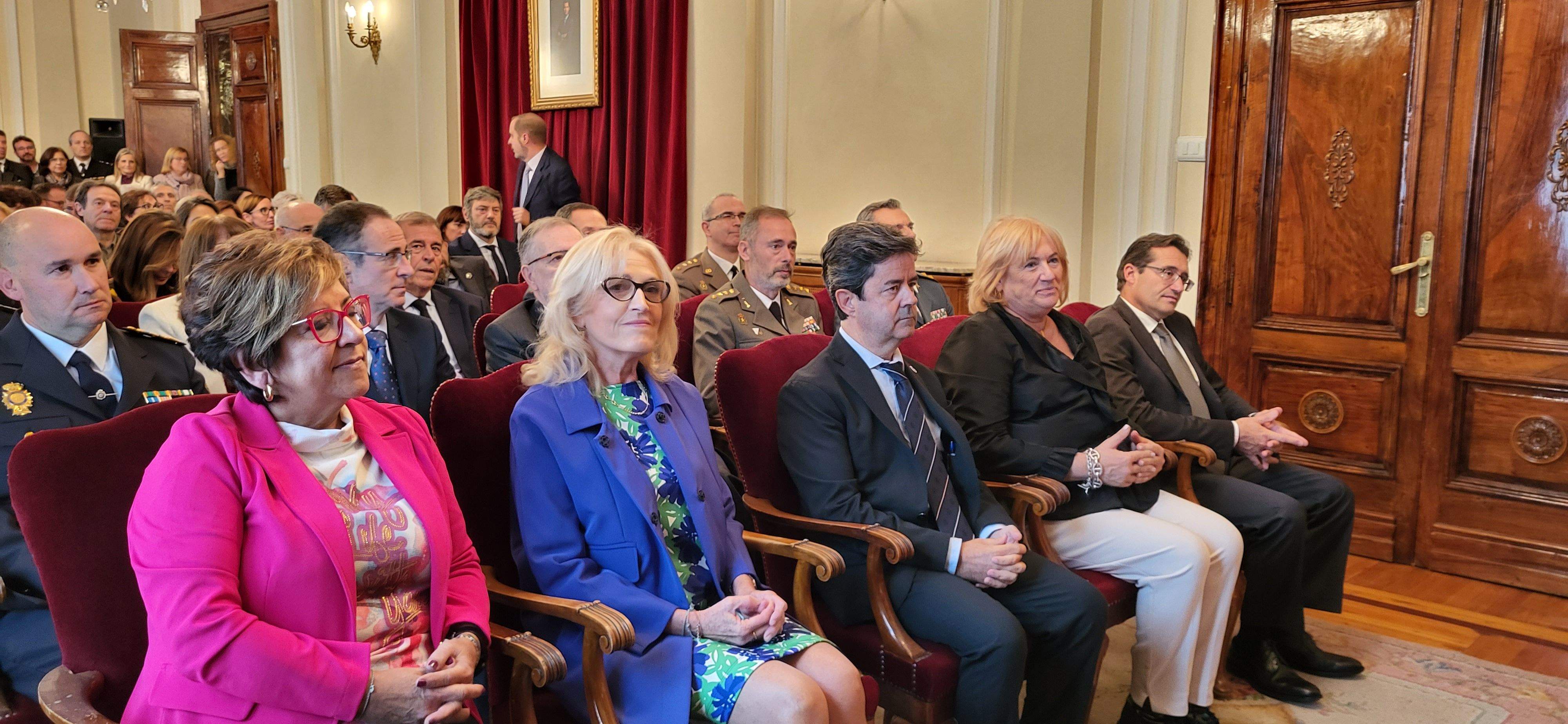 Sancho, Salazar, Felipe, Luesma y Alfaro, en primer plano, en el inicio del acto institucional