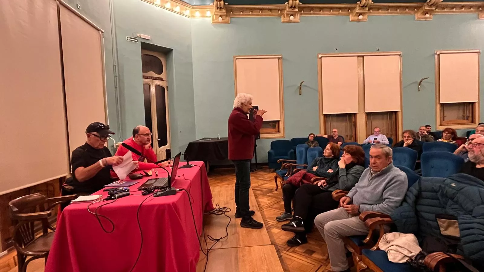 La Plataforma en Defensa de las Montañas de Aragón ha abordado las inversiones en el sector de la nieve en una charla en Huesca.
