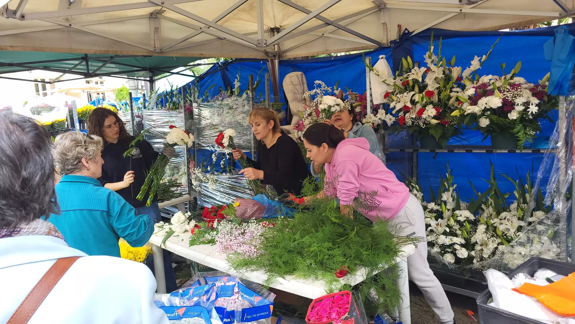 Puestos de flores por Todos los Santos en la Plaza de Navarra