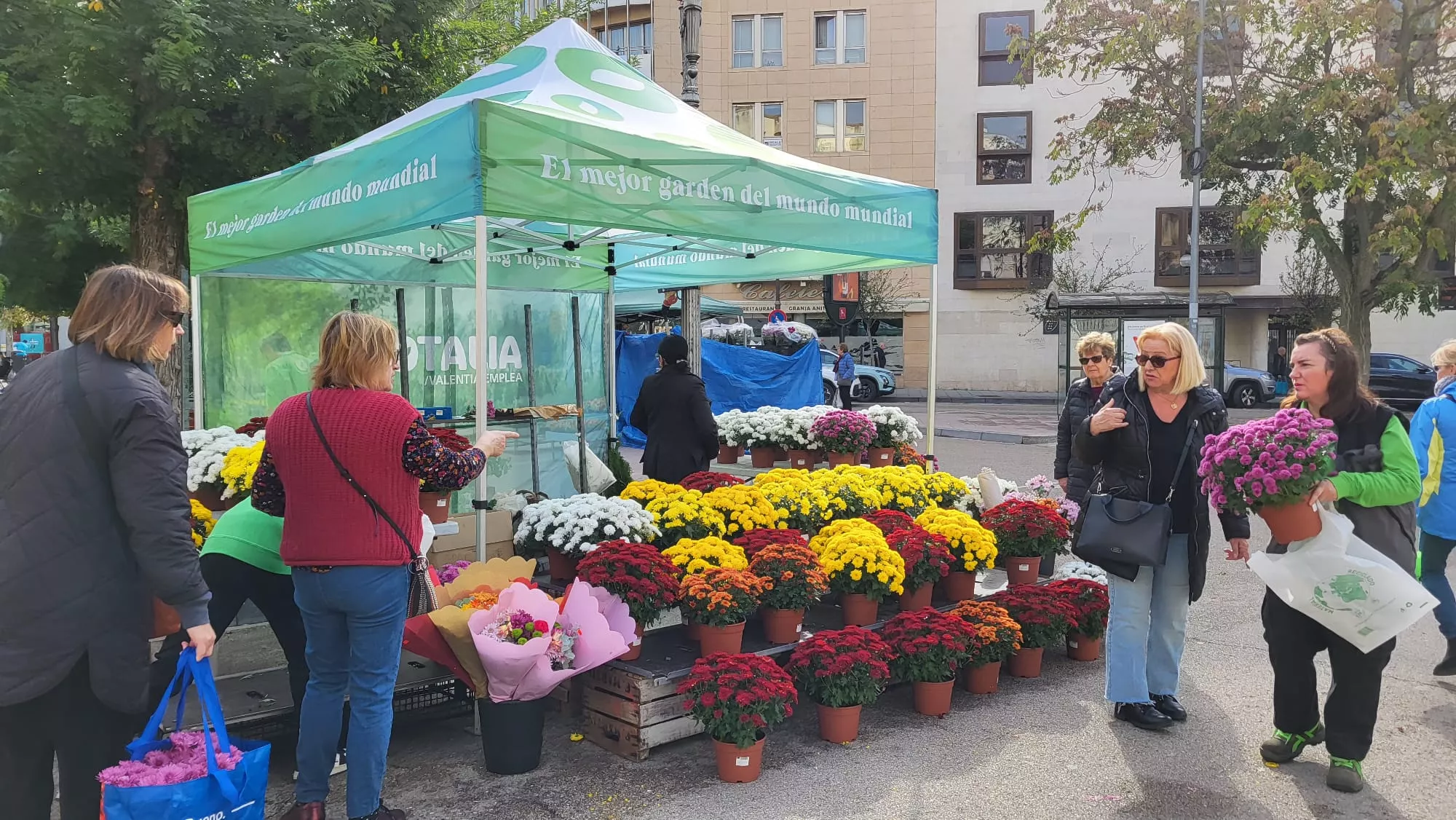Puestos de flores por Todos los Santos en la Plaza de Navarra