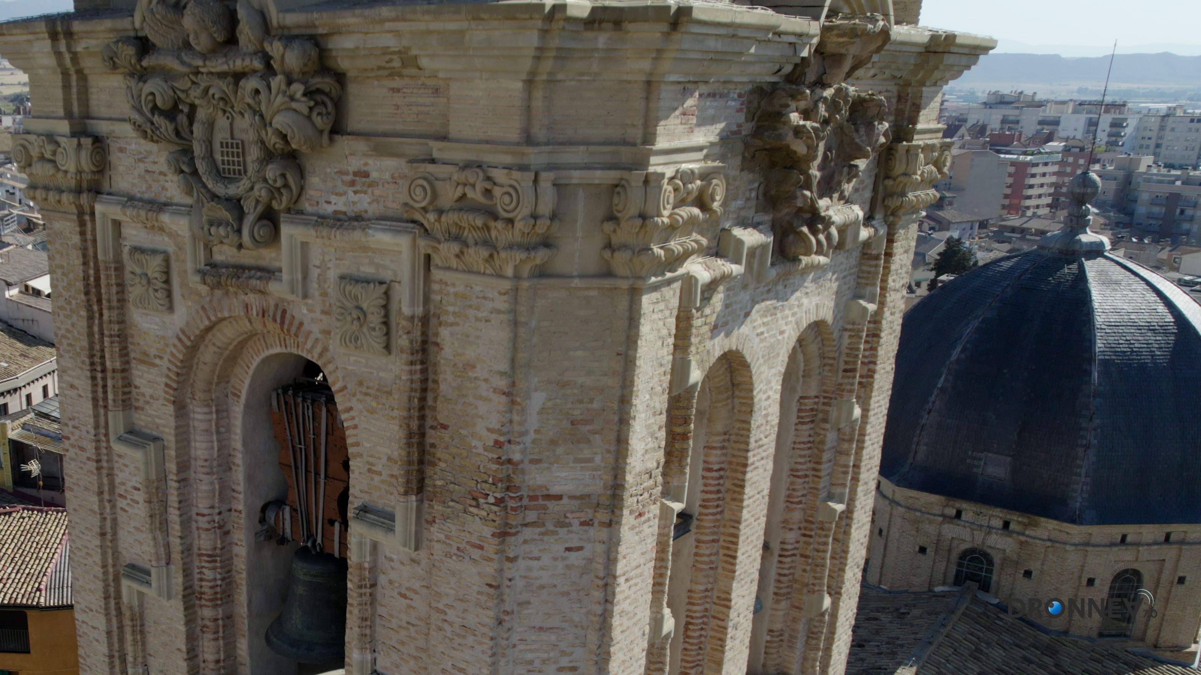 Una torre y una cúpula, un vuelo de ave que, cuando es rasante, nos bendice con tu agua. ¿Santificante? Reconfortante, cuando menos.
