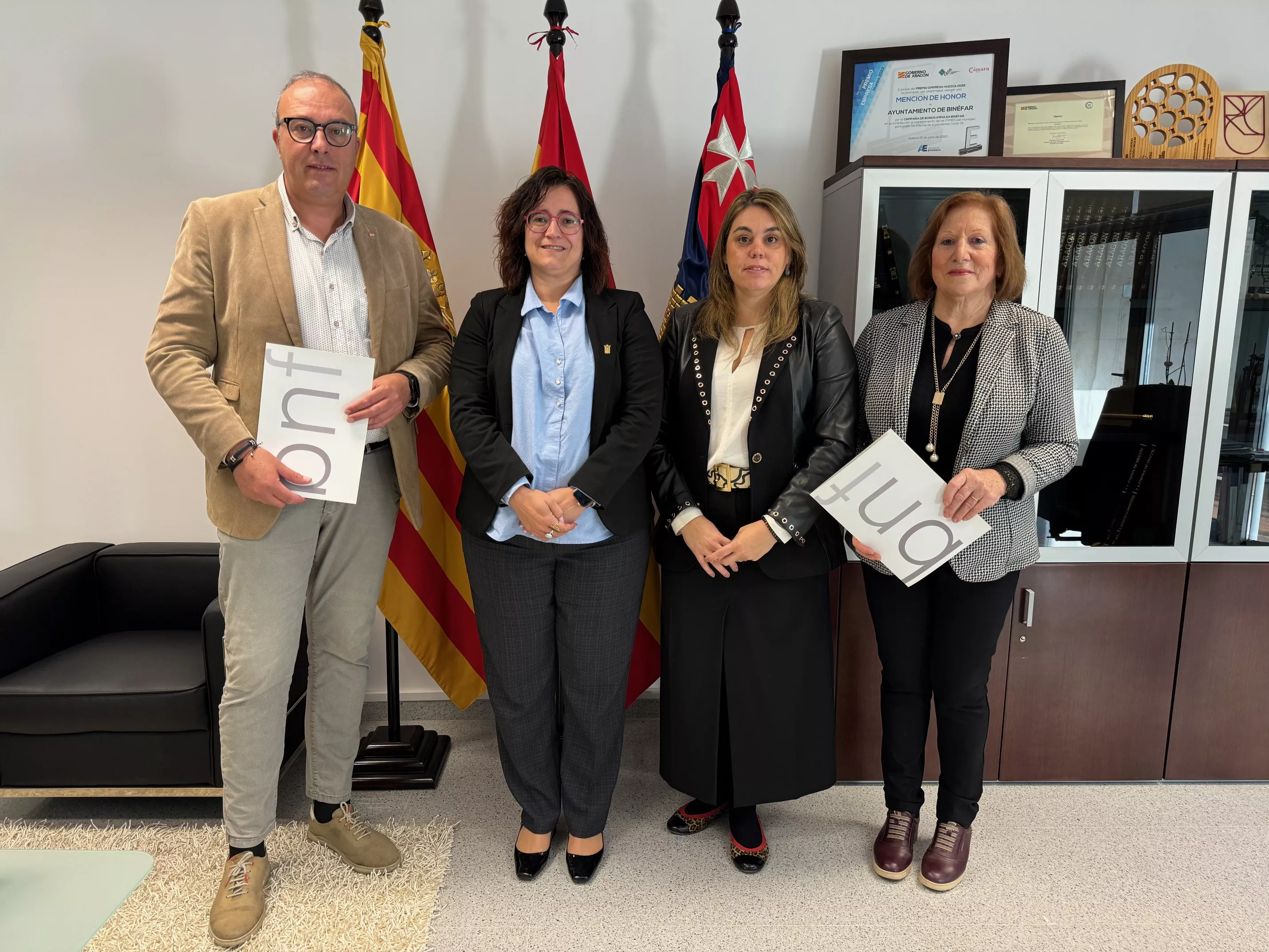 La alcaldesa, Patricia Rivera, con representantes de Cruz Roja y Cáritas en Binéfar