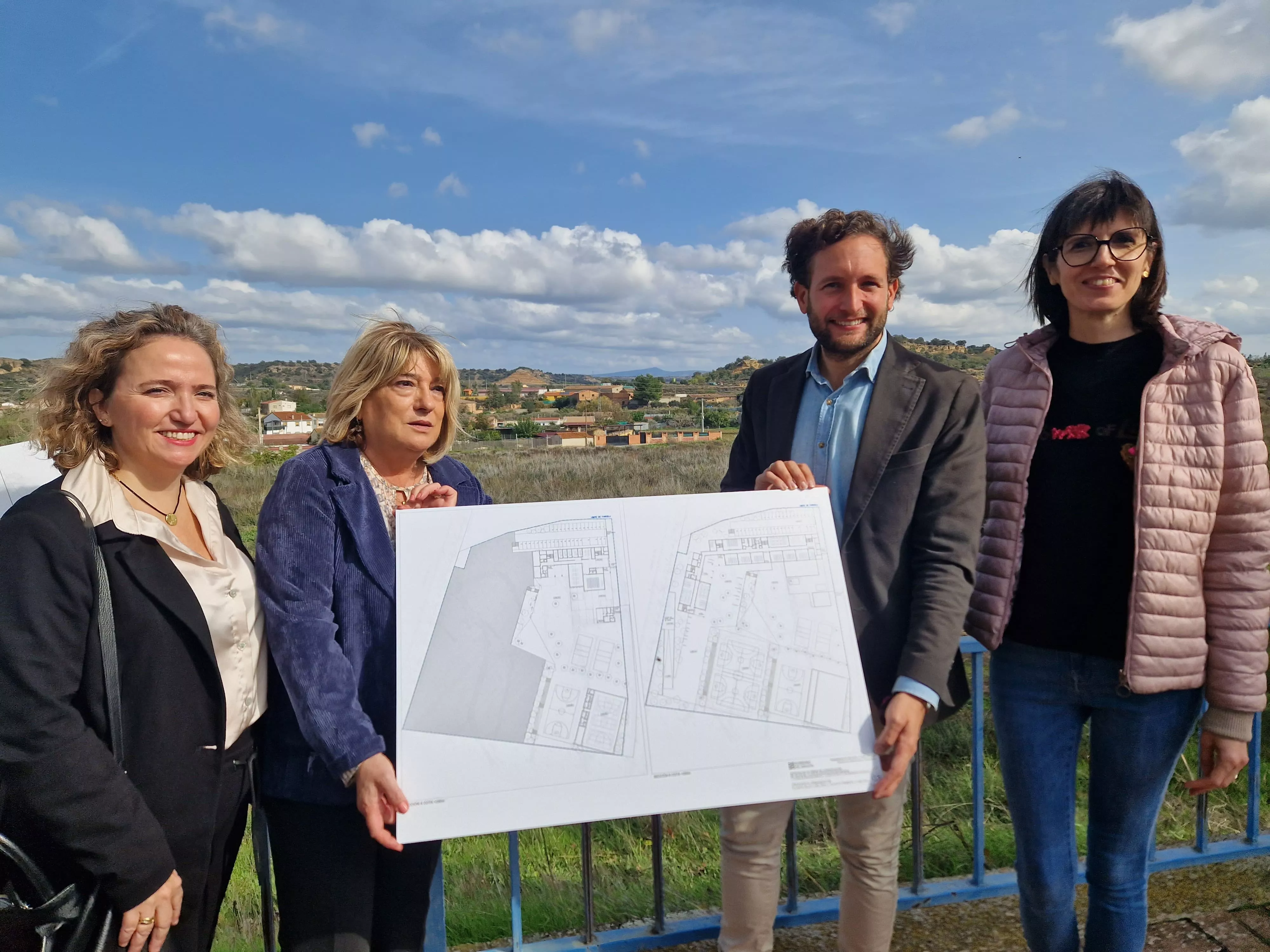 Tomasa Hernández e Isaac Claver con el plano del futuro Instituto