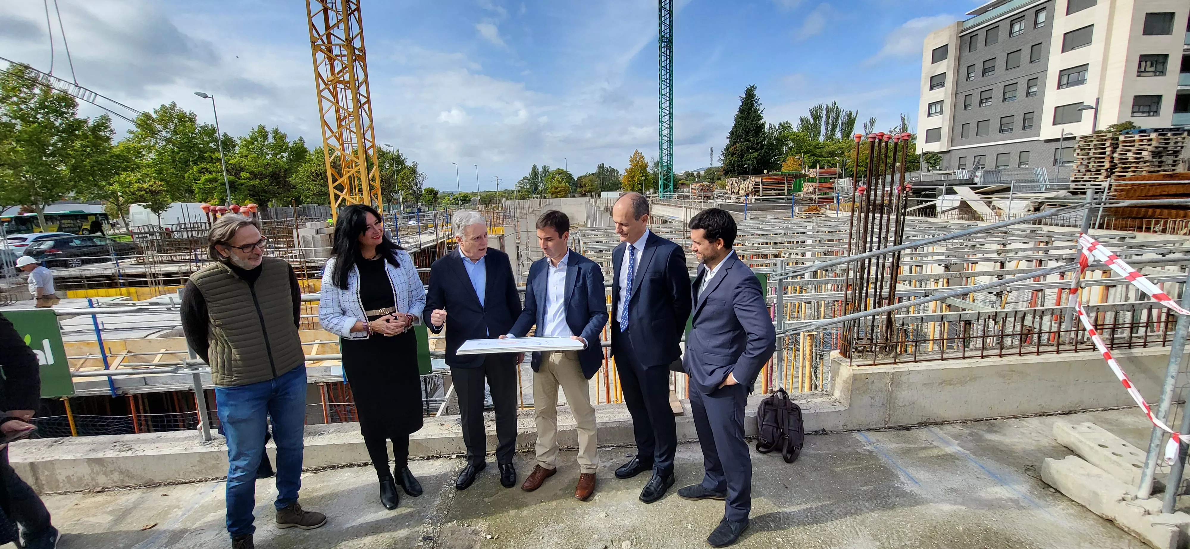 Lorena Orduna y Octavio López con responsables de Brial en la promoción de la calle Calatayud. 