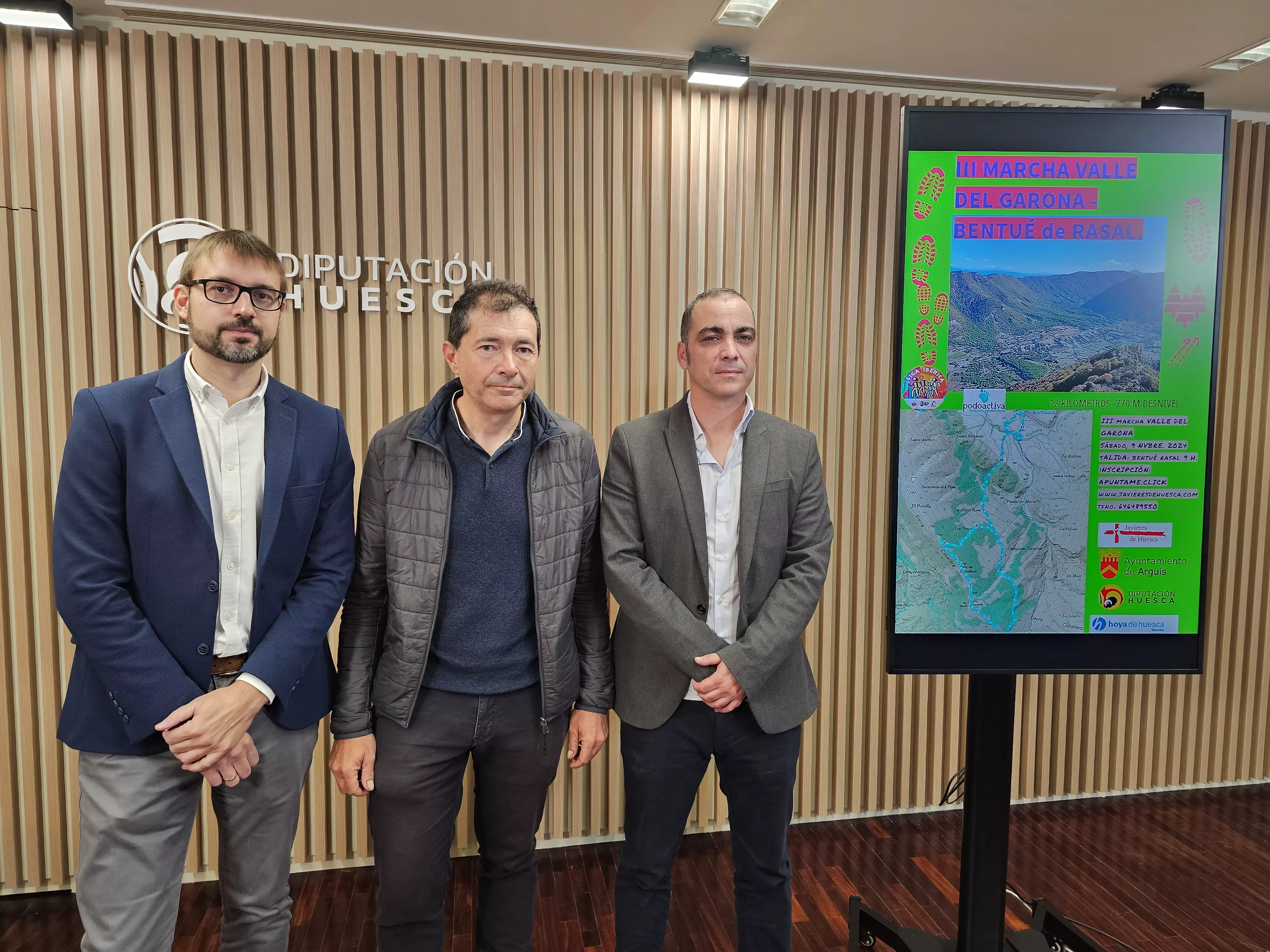 Alfonso Gella, Javier Cruchaga y Carlos Sampériz en la presentación de la II Marcha Valle del Garona-Bentué.