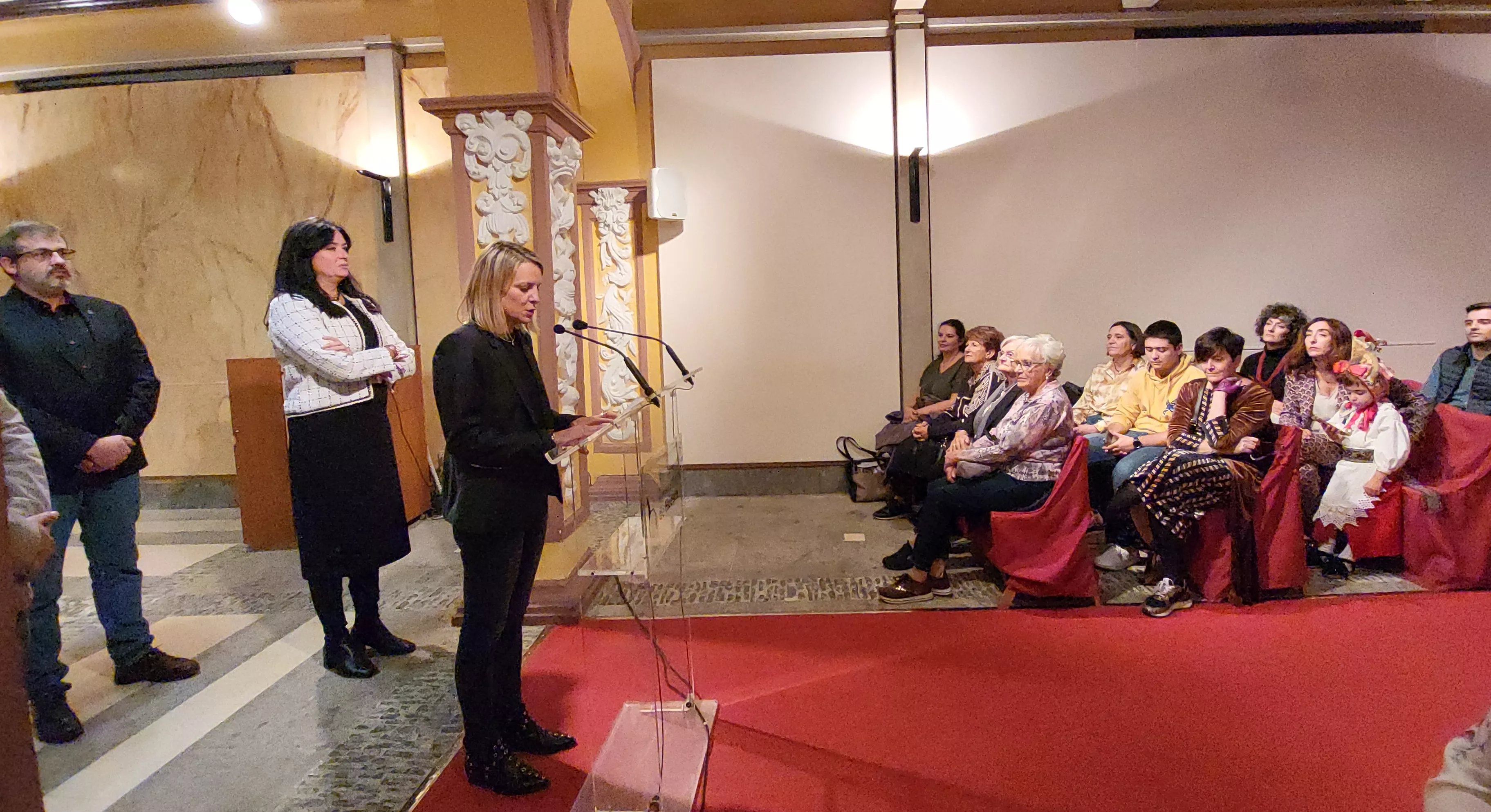 Entrega de premios del LIV Certamen de exaltación de indumentaria tradicional aragonesa de Huesca. Foto Mercedes Manterola