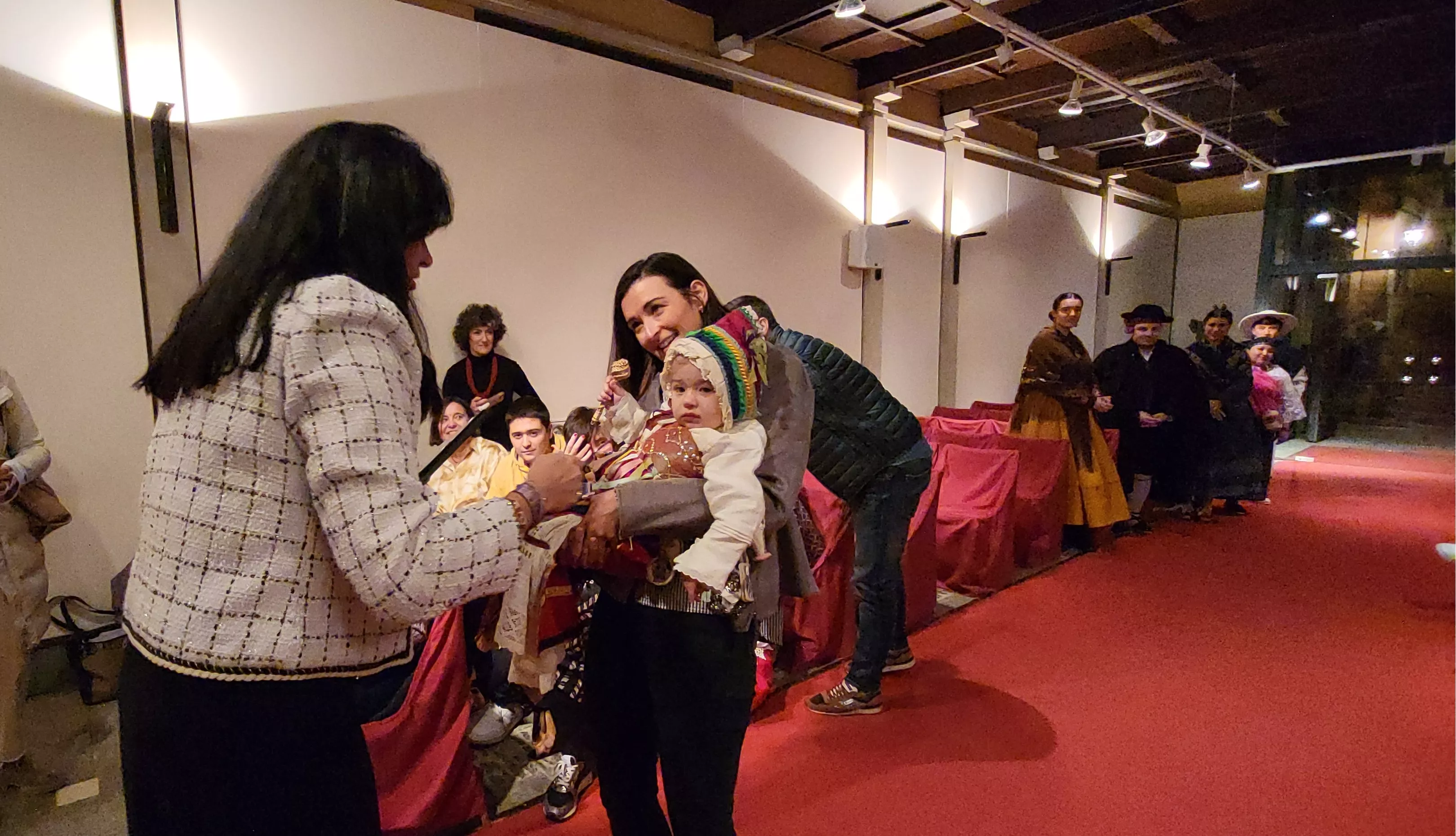 Entrega de premios del LIV Certamen de exaltación de indumentaria tradicional aragonesa de Huesca. Foto Mercedes Manterola
