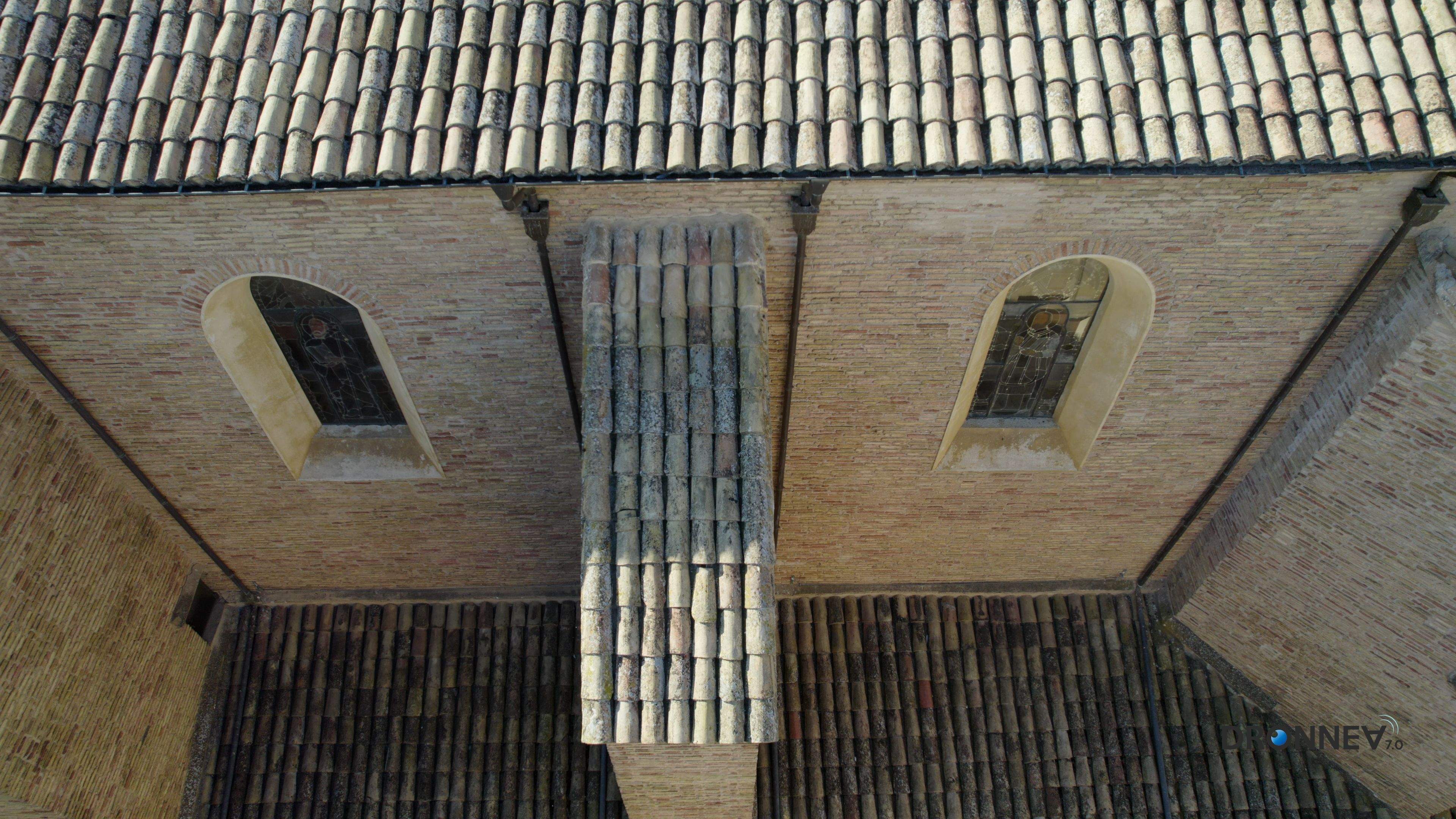 Por las ventanas entra la luz del sol, sale la luz de la verdad, emana la autenticidad laurentina.