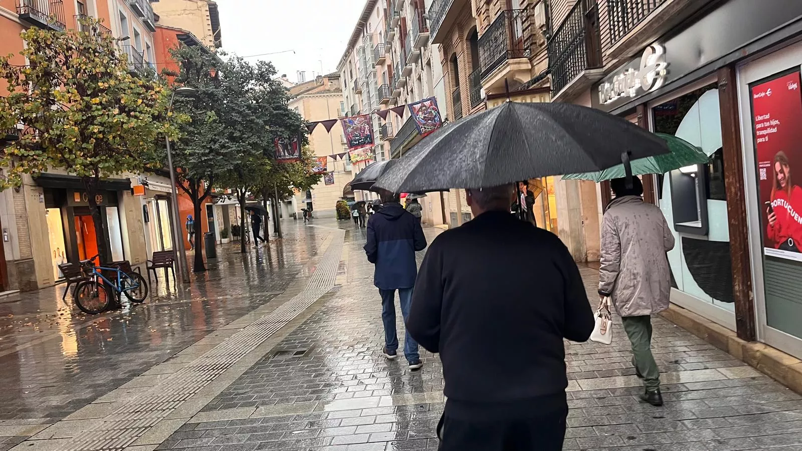 La capital oscense ha registrado una fuerte tormenta por la mañana.