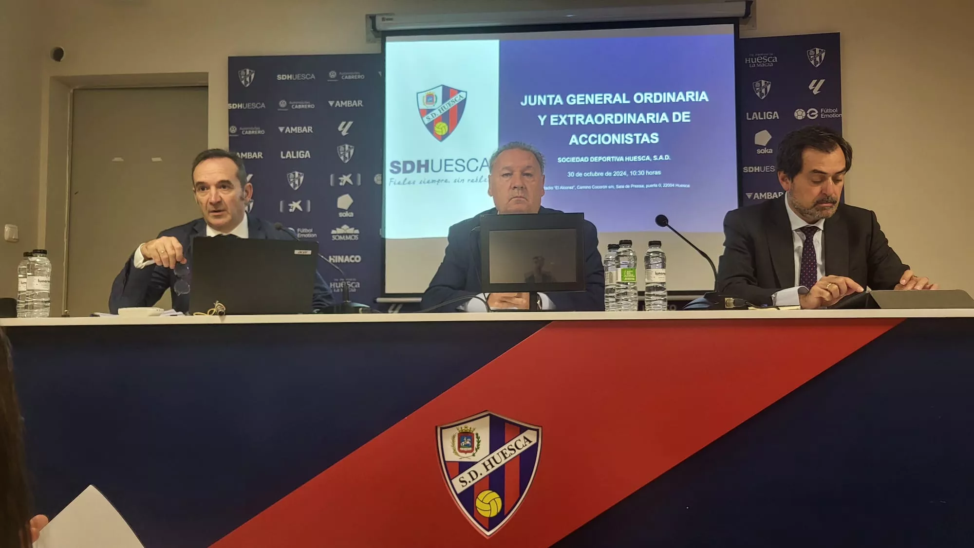 Agustín Lasaosa, presidente del club, ha estado acompañado por Ricardo Mur, consejero-delegado, y el secretario,  Antonio García Lapuente. Foto de archivo.