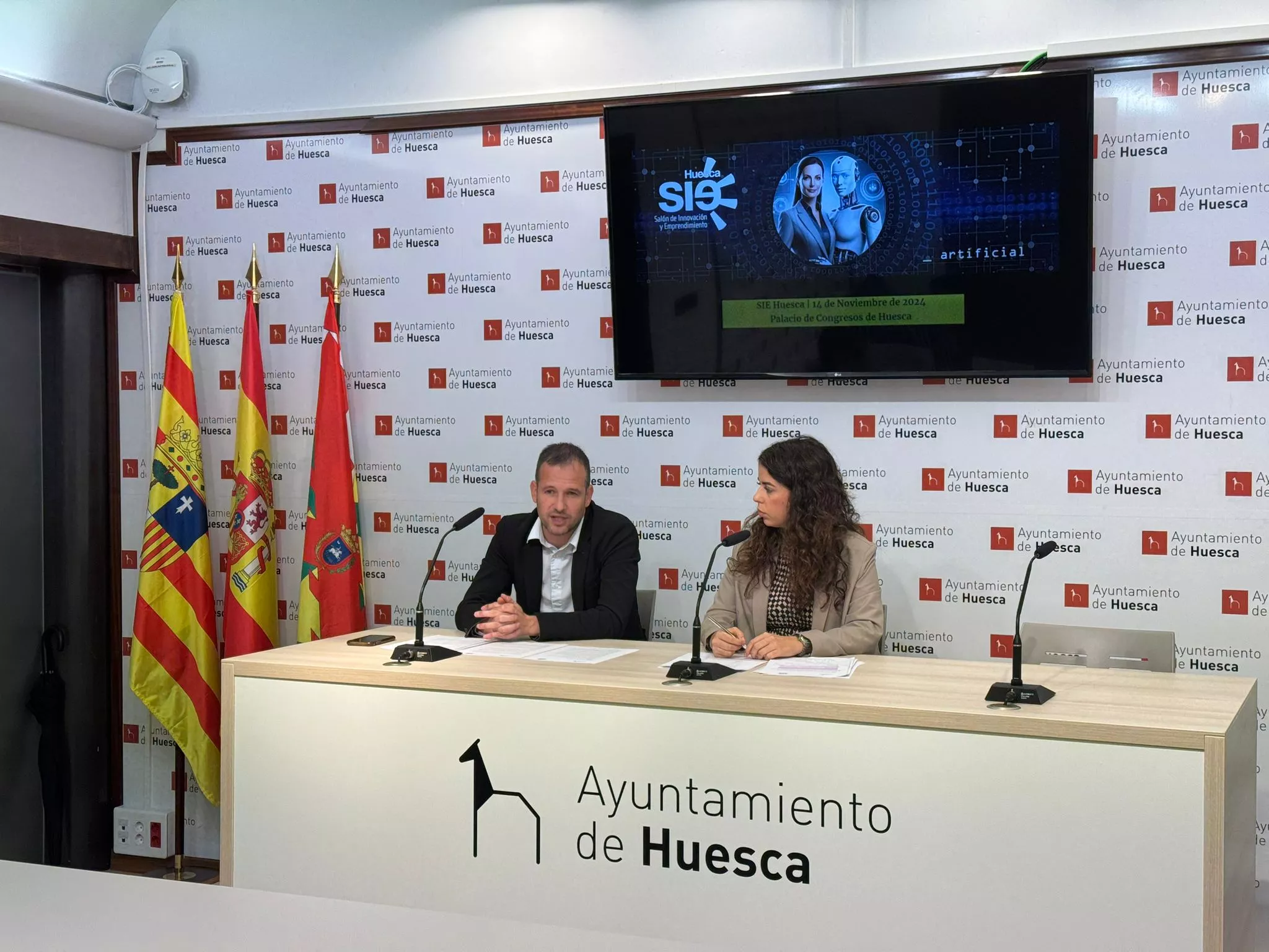 Sergio Bernués y Belén Almudévar han presentado el SIE en el Ayuntamiento de Huesca.