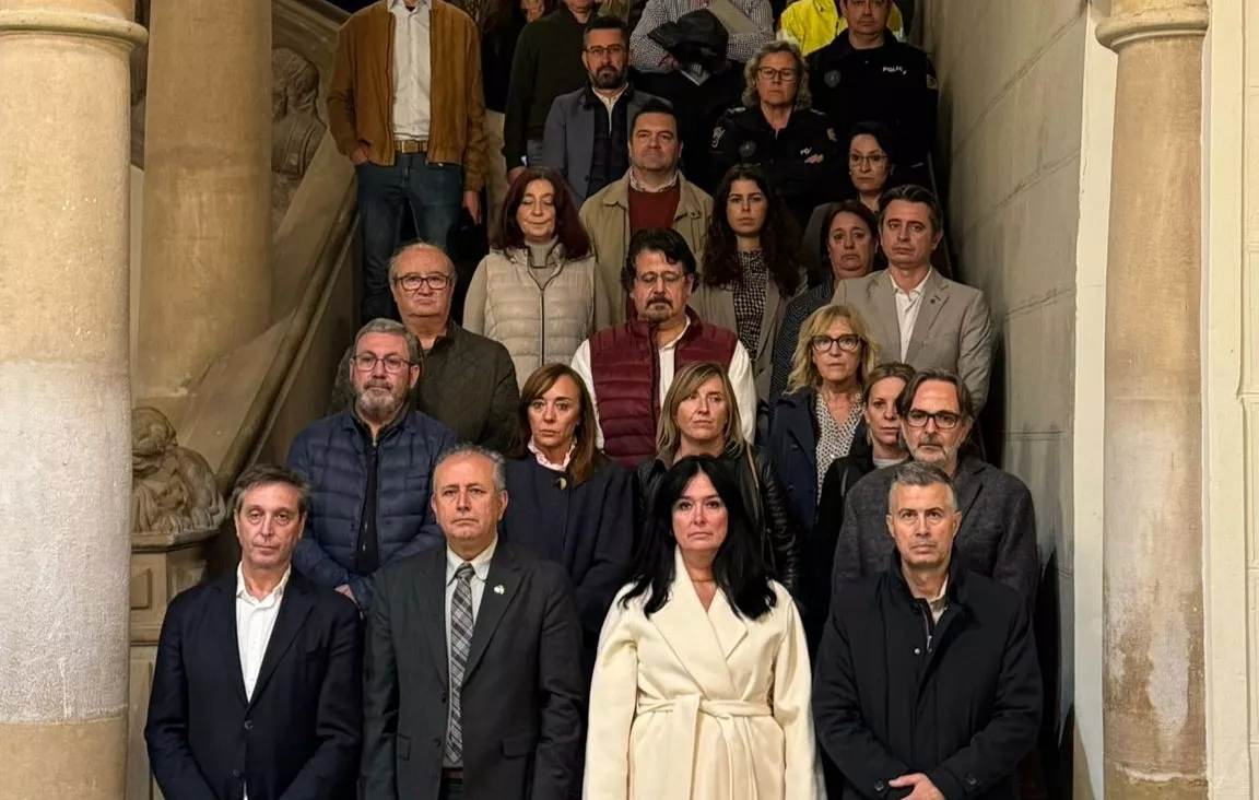 Participantes en el minuto de silencio en el Ayuntamiento de Huesca.