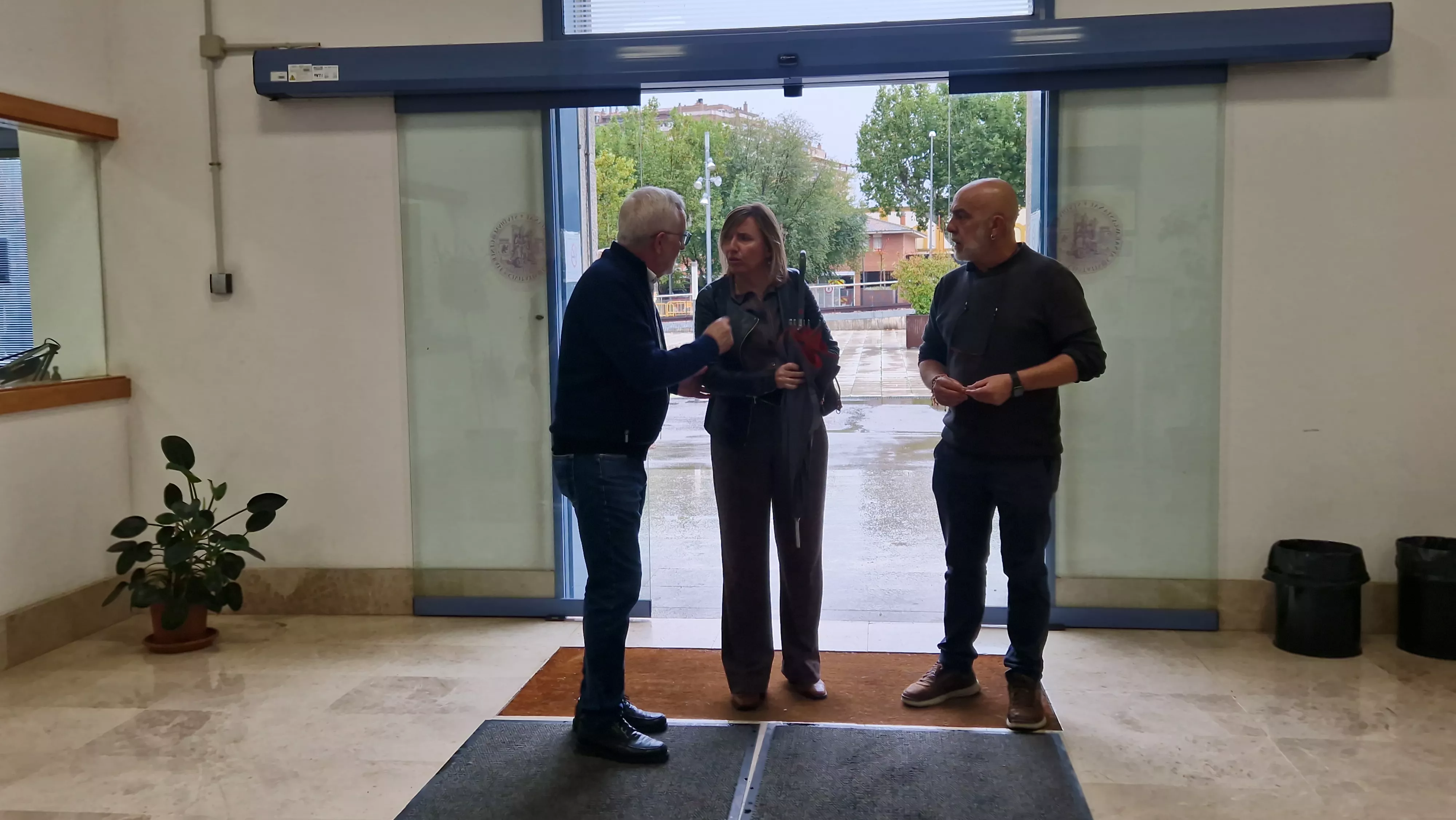 Juan Hidalgo y Emilio Perdices saludan a la alcaldesa a su llegada a la Facultad. Foto Myriam Martínez