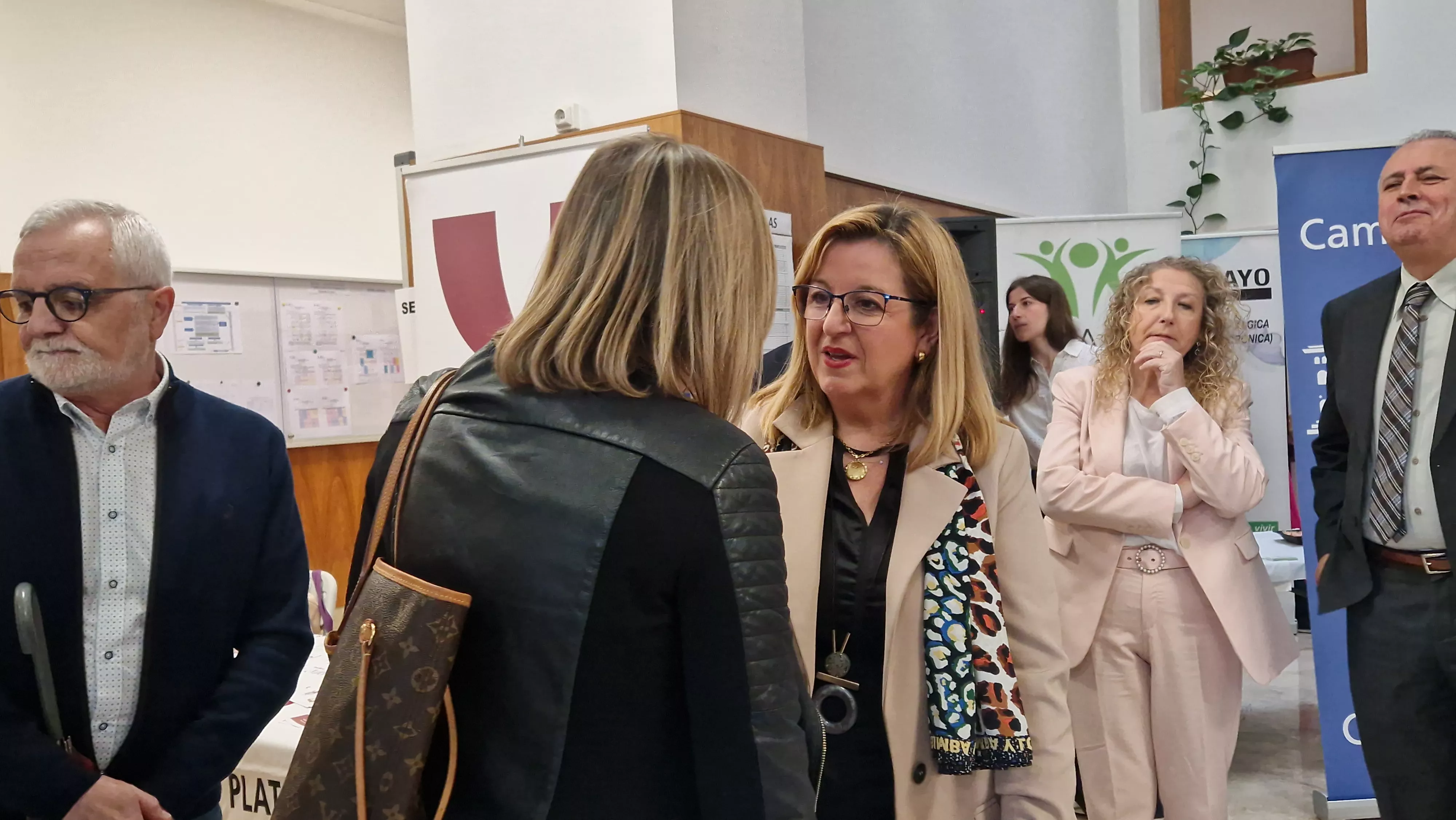 María Charte hablando con Marta Liesa. Foto Myriam Martínez