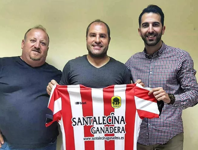 Chelu Florencia posa con la camiseta del Ontiñena cuando firmó por el club del Bajo Cinca.