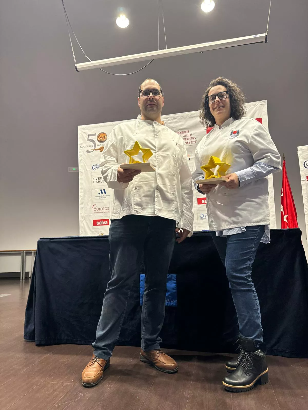 Representantes de Panadería Chiné y Pastelería Tolosana con los trofeos acreditativos de estar en el Top50 de los panes de España