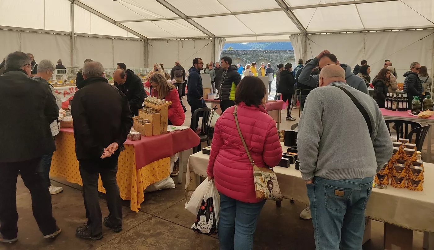 Ambiente en la carpa del castillo de Aínsa en una anterior edición de Follarasca.