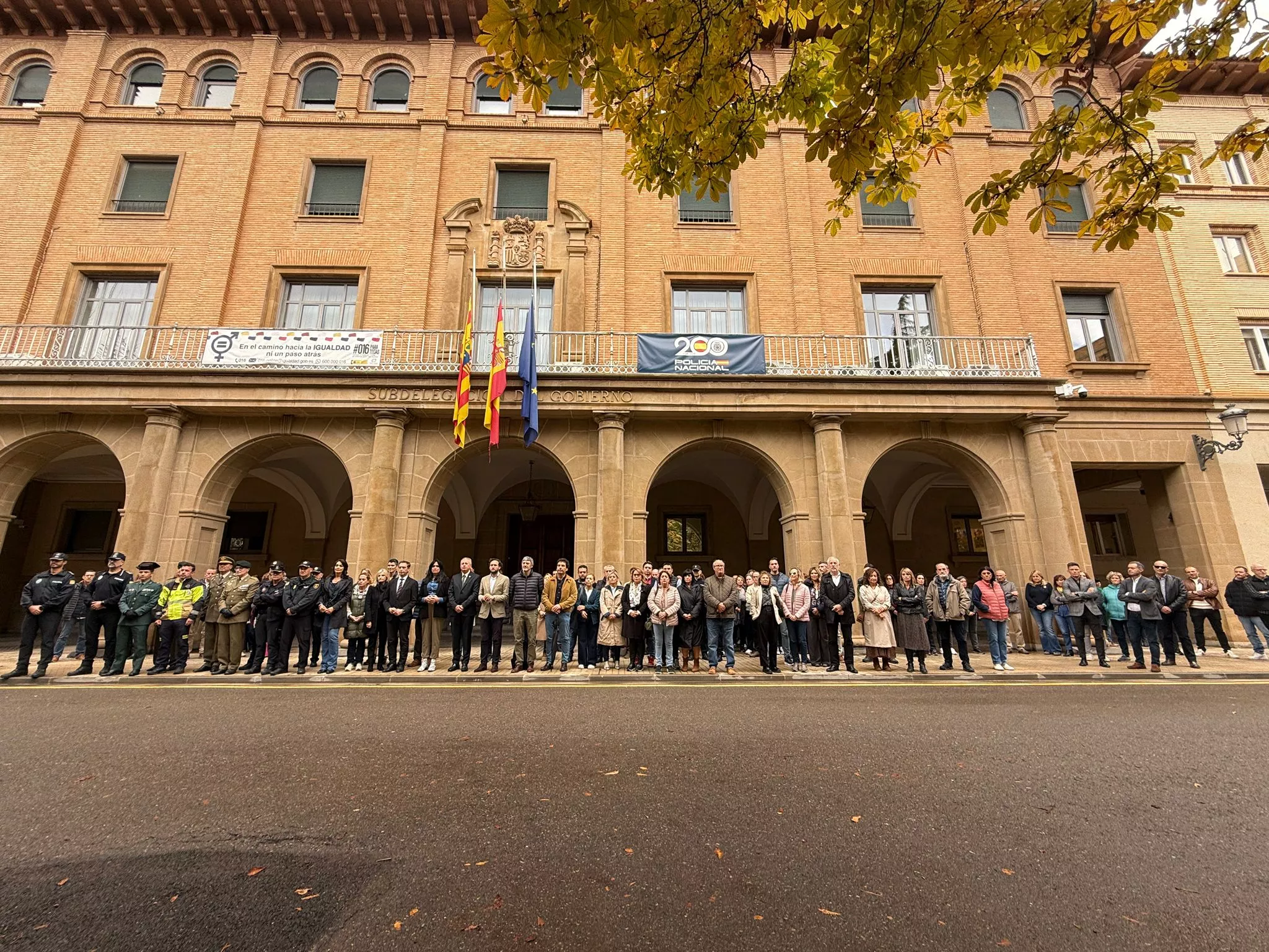 Minuto silencio a las puertas de la Subdelegación del Gobierno en Huesca.