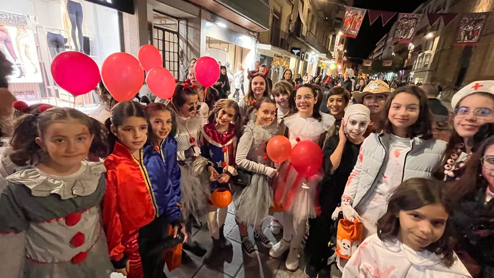 Halloween ha llenado las calles de Huesca de miedo y diversión. Foto Mercedes Manterola Halloween ha llenado las calles de Huesca de miedo y diversión. Foto Mercedes Manterola