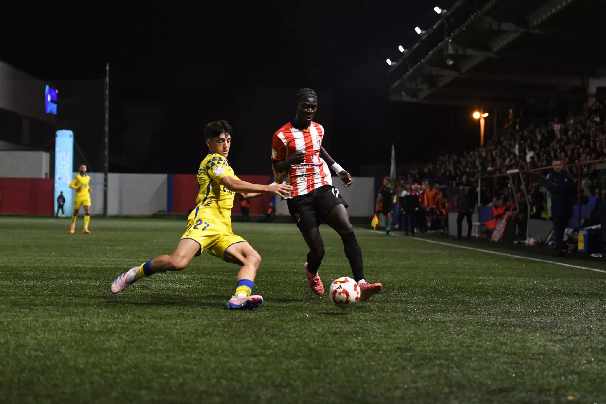 Cissé, jugador del Ontiñena, conduce un balón en el duelo ante Las Palmas. Foto: El Marcador Aragonés