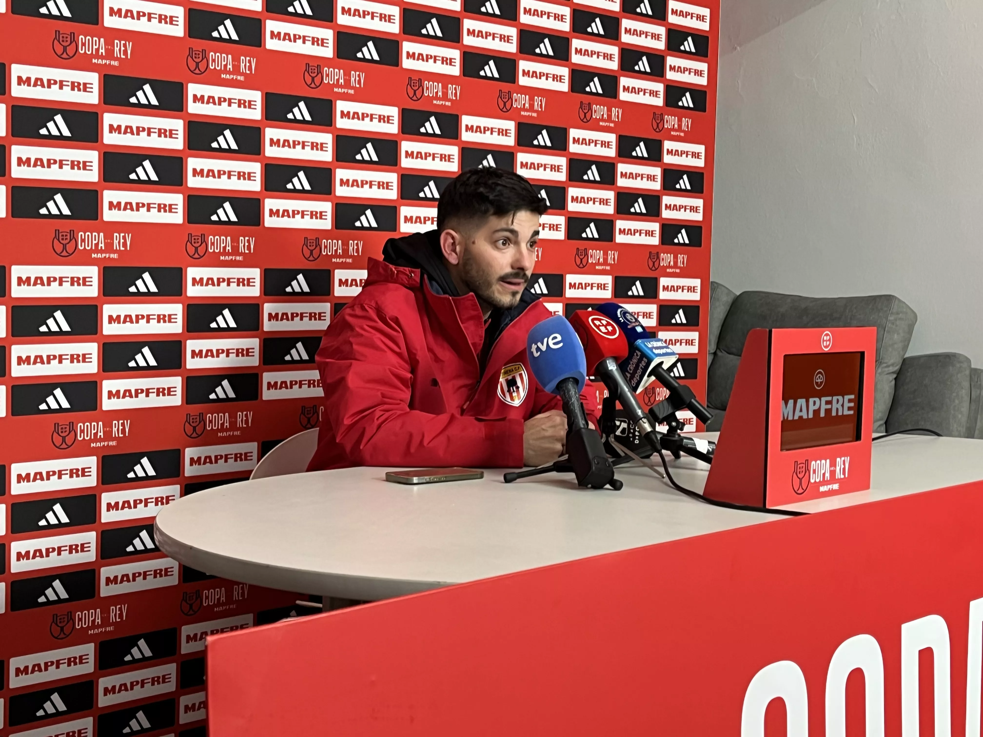 Tito Peinado, entrenador del Ontiñena, en la rueda de prensa del partido de Copa. Foto: Adri Mora