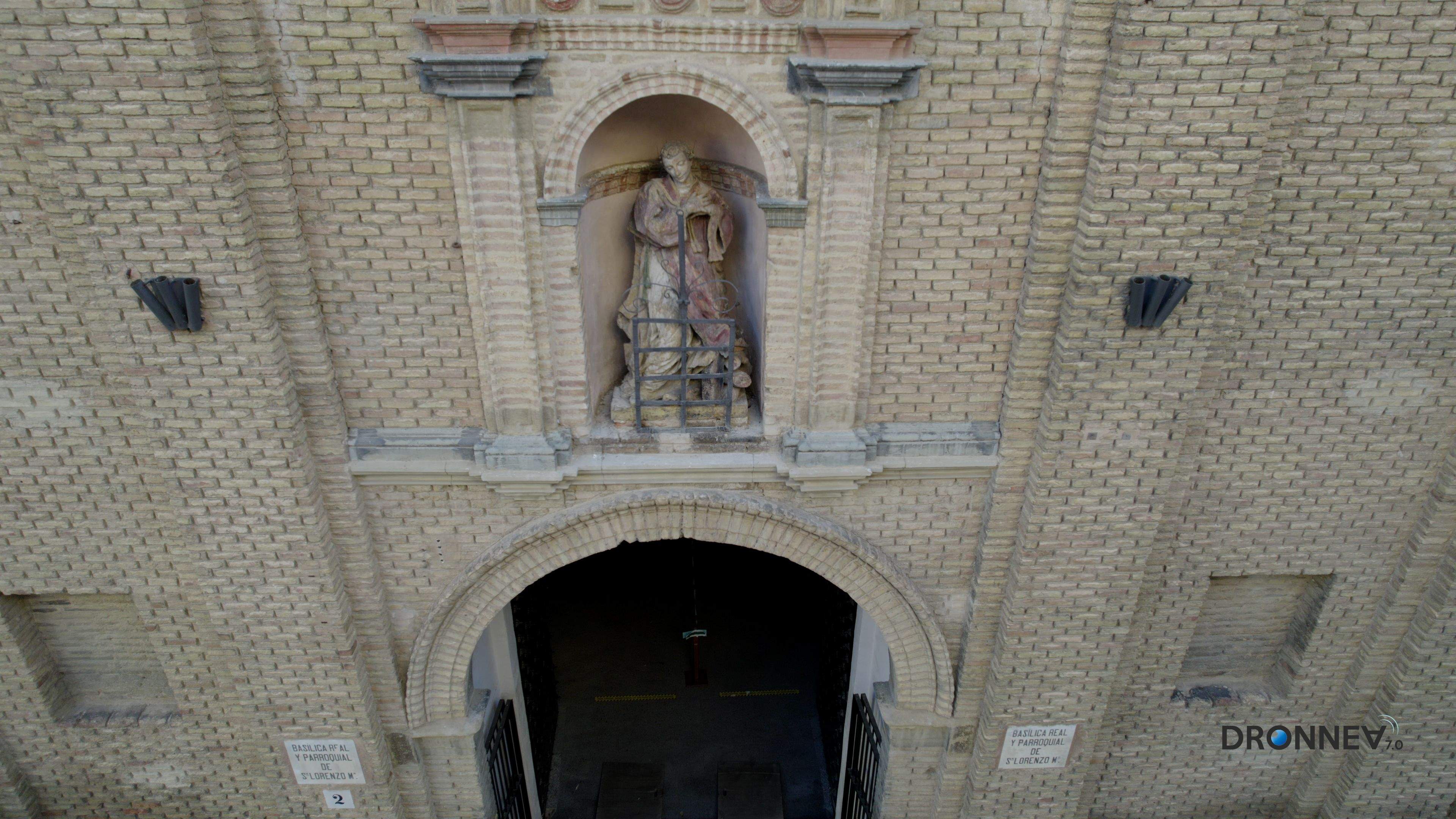La puerta de la fiesta está abierta. En procesión, culto y convivencia.