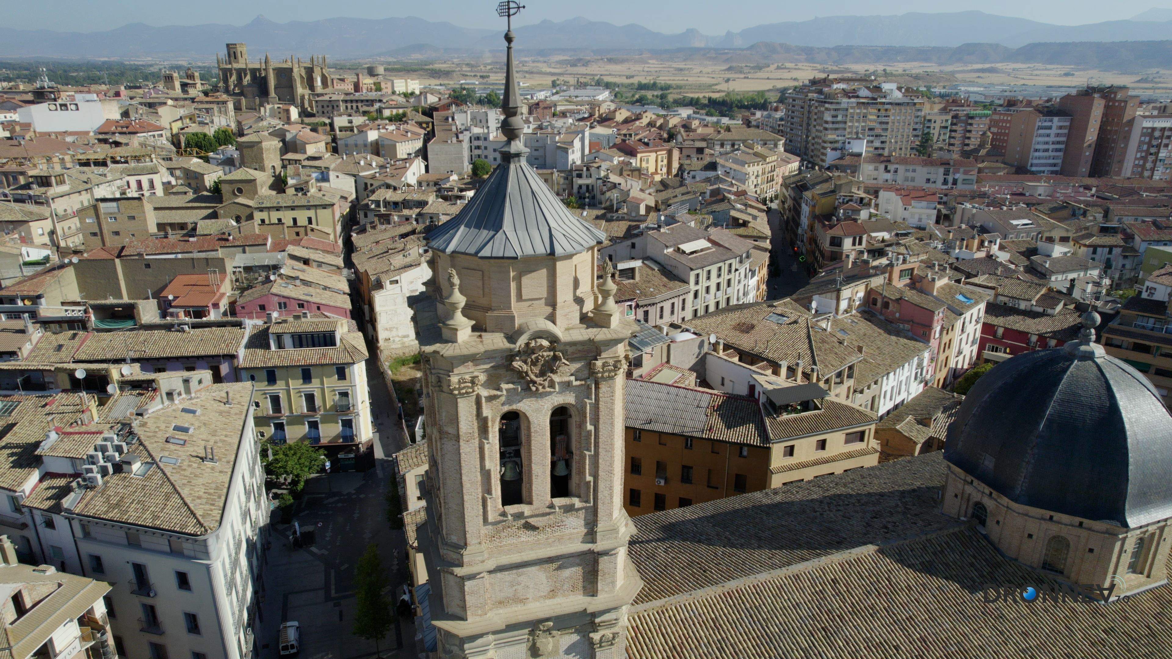 Lorenzo, cuanto más te miramos, conquistamos horizontes más lejanos. Cabalgamos a hombros de un gigante como tú. Bendito seas, santo.