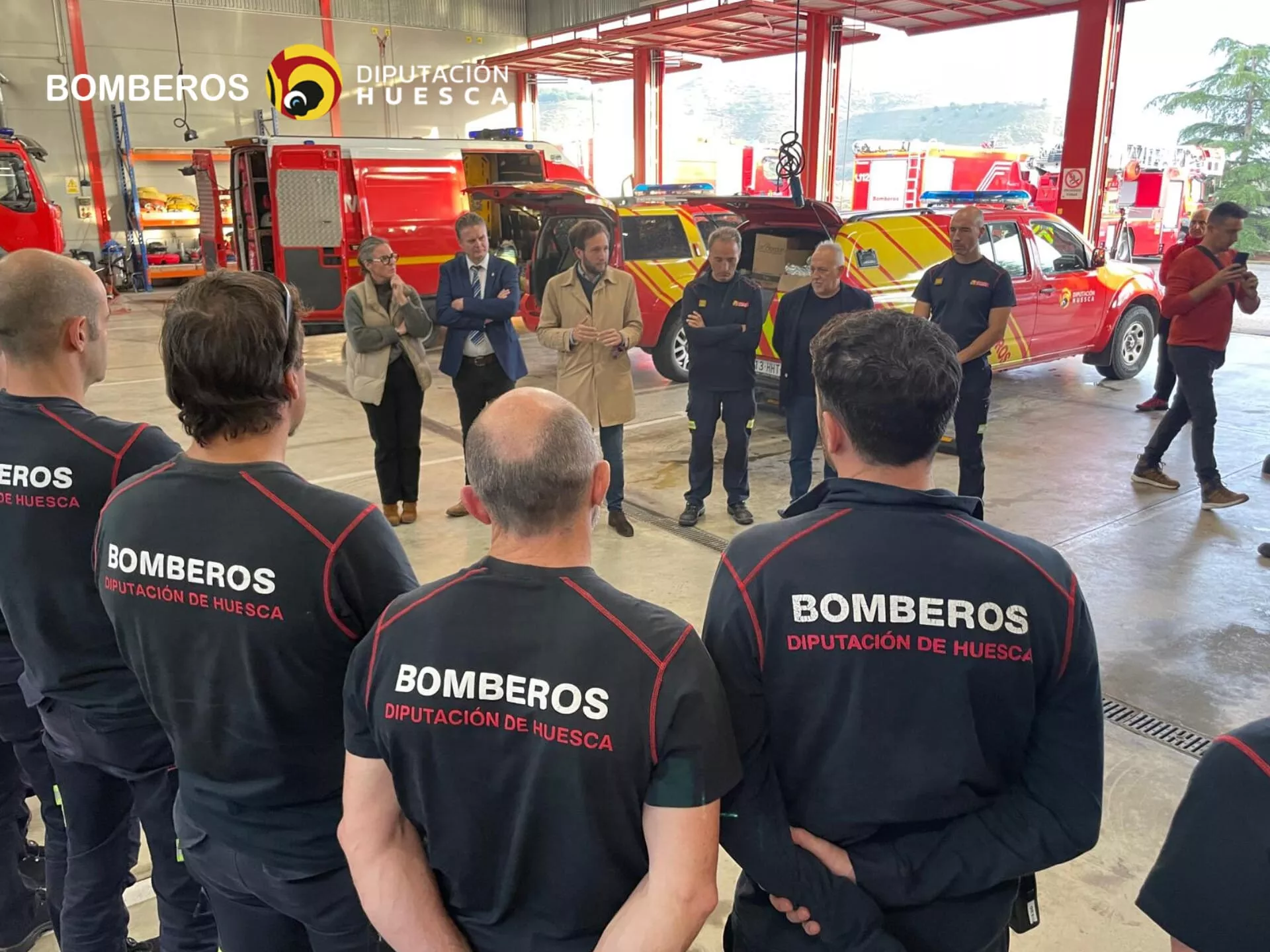 Isaac Claver e Ignacio Gramún despiden con gratitud a los 18 bomberos voluntarios de la DPH