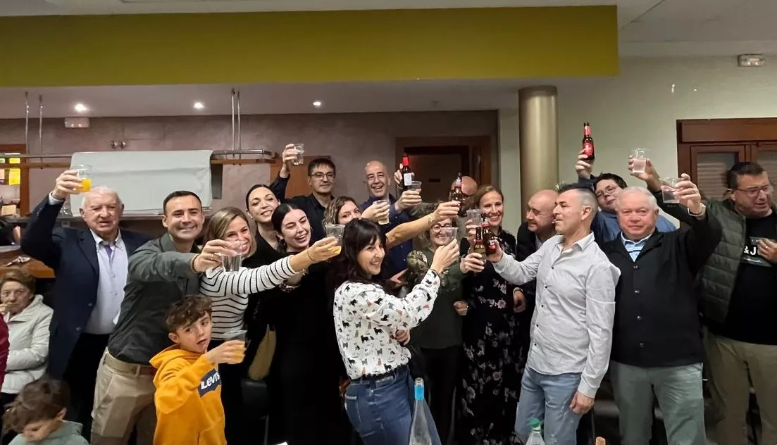 Brindis por Elena Casaña tras el homenaje a Elena Casaña en Albalatillo. Foto Mercedes Manterola