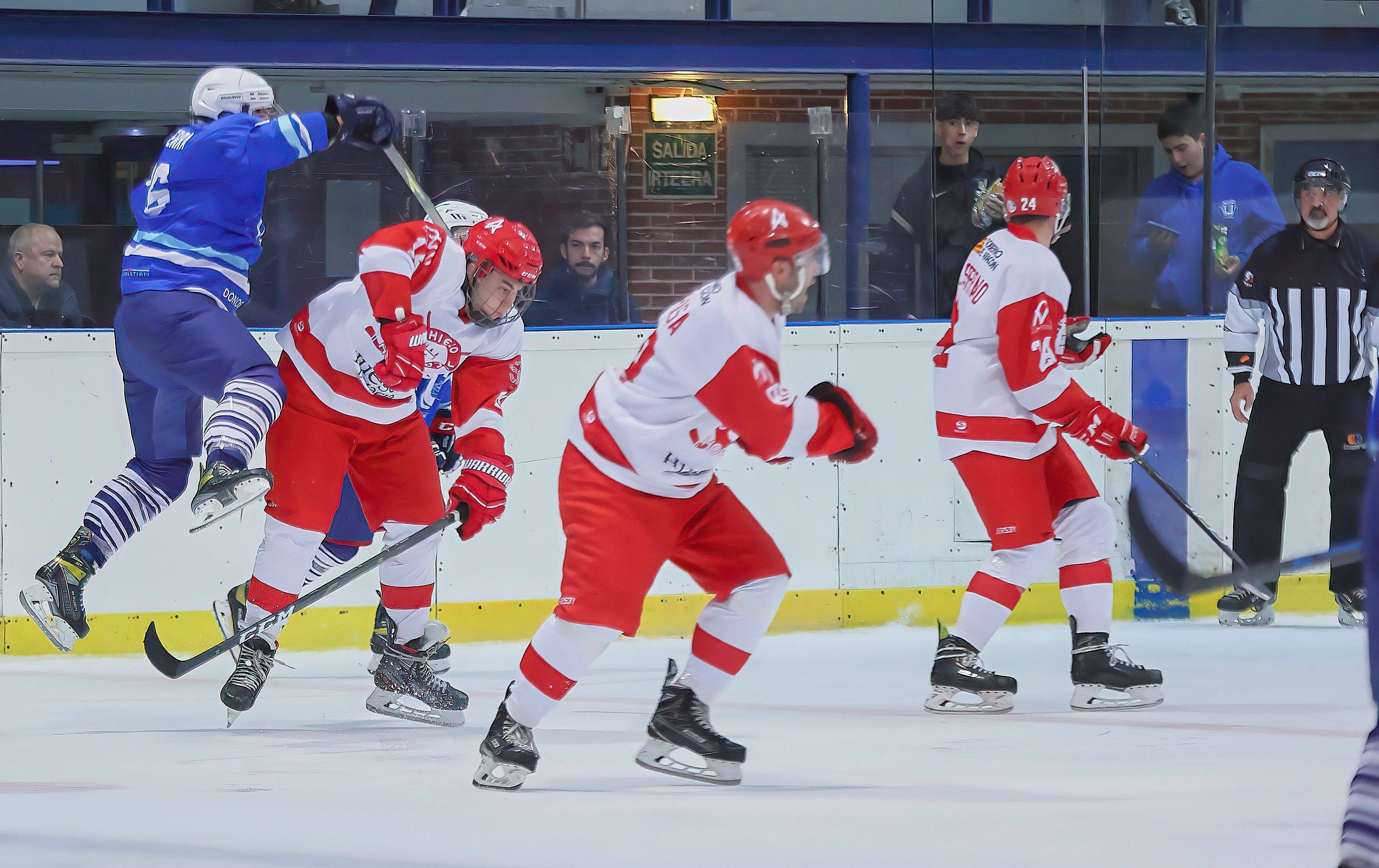 Un partido de Club Hielo Jaca y Txuri Urdiñ