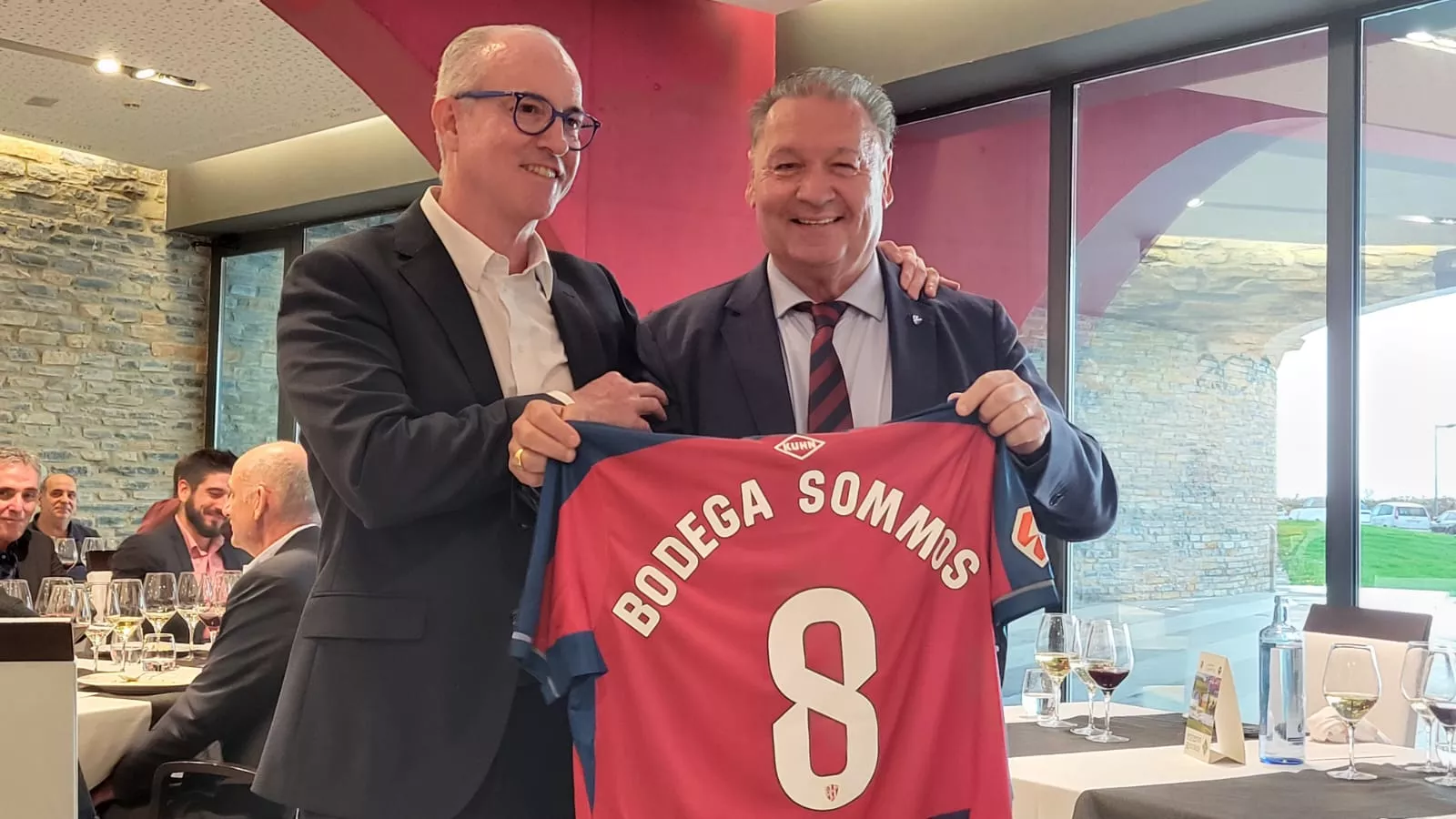 Jorge Costa recibe una camiseta de manos de Agustín Lasaosa en Sommos.