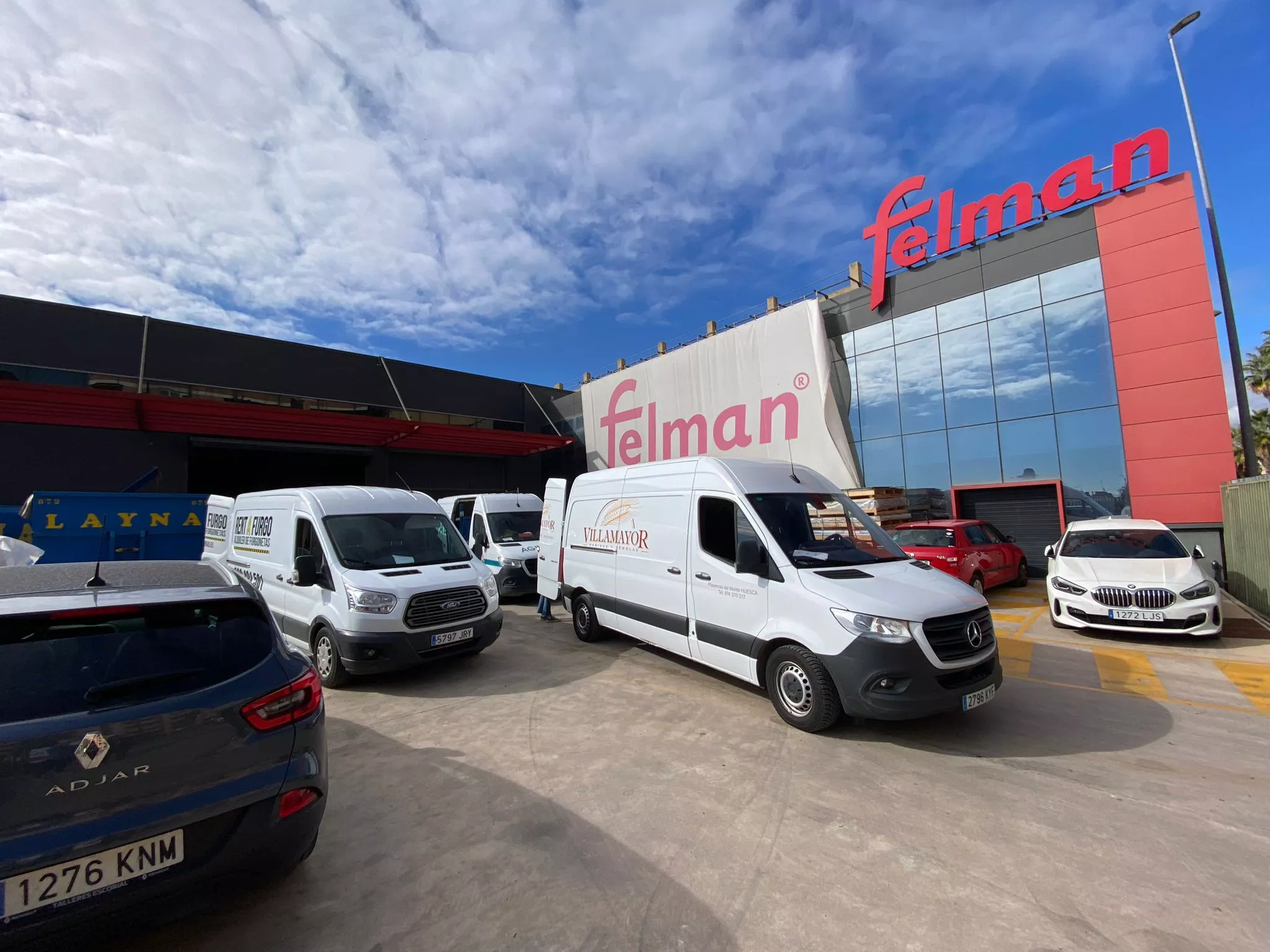 Expedición de Huesca Excelente con cinco furgonetas a Valencia