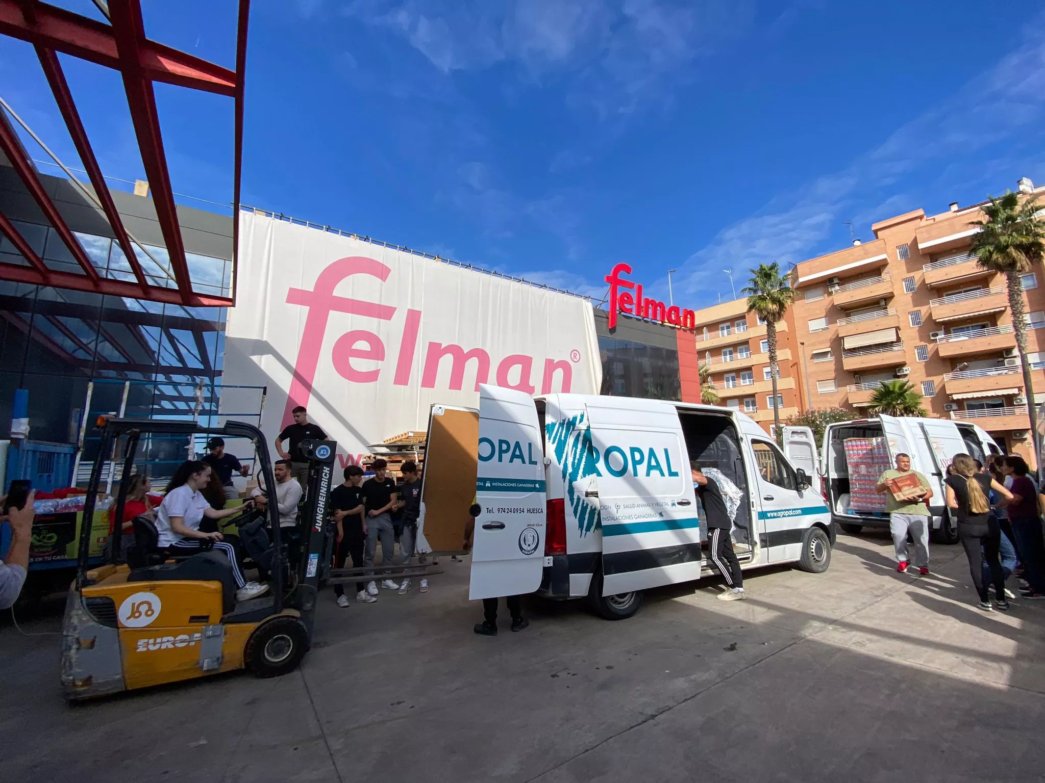 Expedición de Huesca Excelente con cinco furgonetas a Valencia