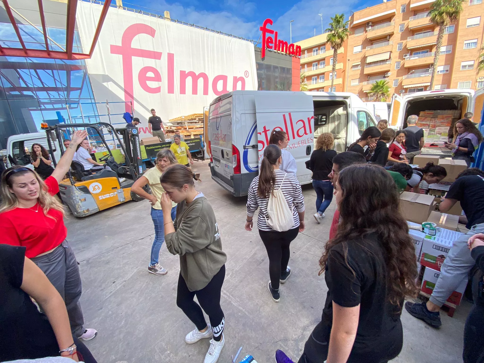 Expedición de Huesca Excelente con cinco furgonetas a Valencia