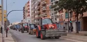 Tractores de Asaja van hacia Valencia desde Teruel Tractores de Asaja van hacia Valencia desde Teruel
